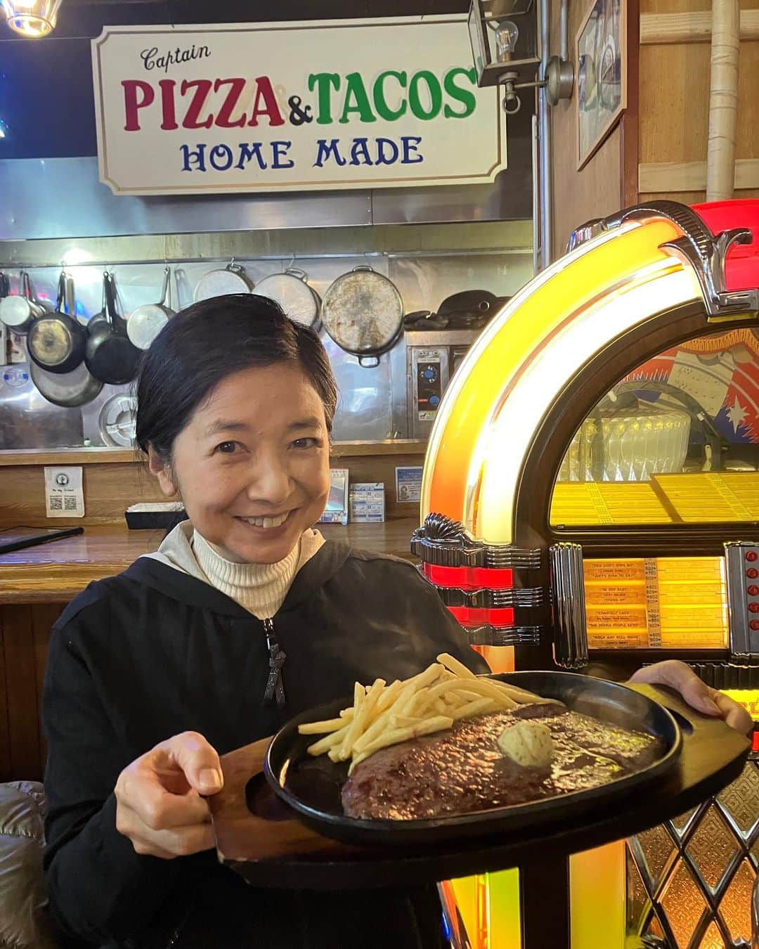 宮崎美子さんのインスタグラム写真 - (宮崎美子Instagram)「とある日の仕事の合間のランチです。  ルートビアーとホットドッグ  また、ある日の仕事終わりのランチです。  ステーキとハンバーガー  横須賀にて。  #ホットドッグ #ルートビア #ハンバーガー #ステーキ #ハニービー横須賀」12月23日 10時31分 - miyazakiyoshiko.official