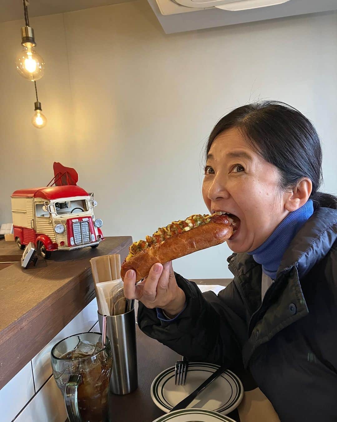 宮崎美子さんのインスタグラム写真 - (宮崎美子Instagram)「とある日の仕事の合間のランチです。  ルートビアーとホットドッグ  また、ある日の仕事終わりのランチです。  ステーキとハンバーガー  横須賀にて。  #ホットドッグ #ルートビア #ハンバーガー #ステーキ #ハニービー横須賀」12月23日 10時31分 - miyazakiyoshiko.official