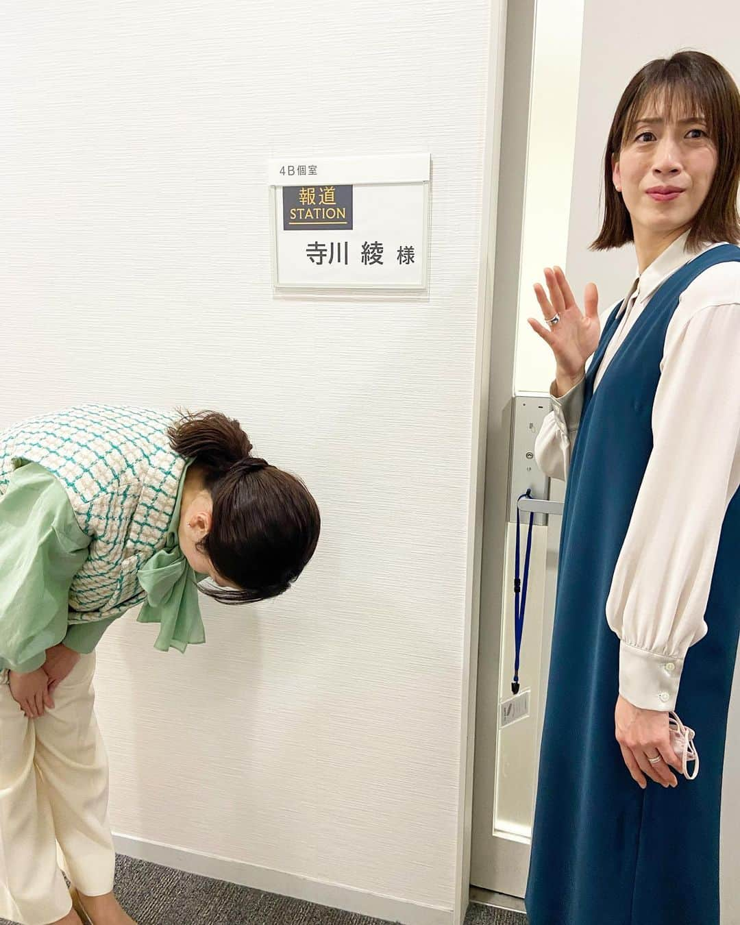 下村彩里さんのインスタグラム写真 - (下村彩里Instagram)「昨日は#寺川綾　さんと🥹 寺川さんは私が入社1年目の4年前から報道ステーション金曜日を ご一緒させていただいていて... 久しぶりにお会いできて、嬉しい〜！！！！😭❣️❣️ と張り切った結果...  まさかの綾さんの紹介部分でフライングカットインをしてしまった私...  本当に申し訳ございません....😭  いつも自分の言葉で、生き生きとお話をされる寺川さん✨✨ アスリートとしても、 伝え手、聞き手としても、 大大大尊敬してます！！！  来週も高校バスケ日本一を決めるソフトバンク・ウィンターカップを 寺川さんの取材でお伝えする予定です！🥹  #競泳 #オリンピックメダリスト #寺川綾さん #周りのみんなも #自然と笑顔になる #パワーと優しさに溢れるお人柄 #いつも素敵な時間 #ありがとうございます  #下村彩里#報道ステーション#テレビ朝日#ウィンターカップ#バスケ#高校バスケ#スポーツ」12月23日 10時46分 - sairi.shimomura_ex