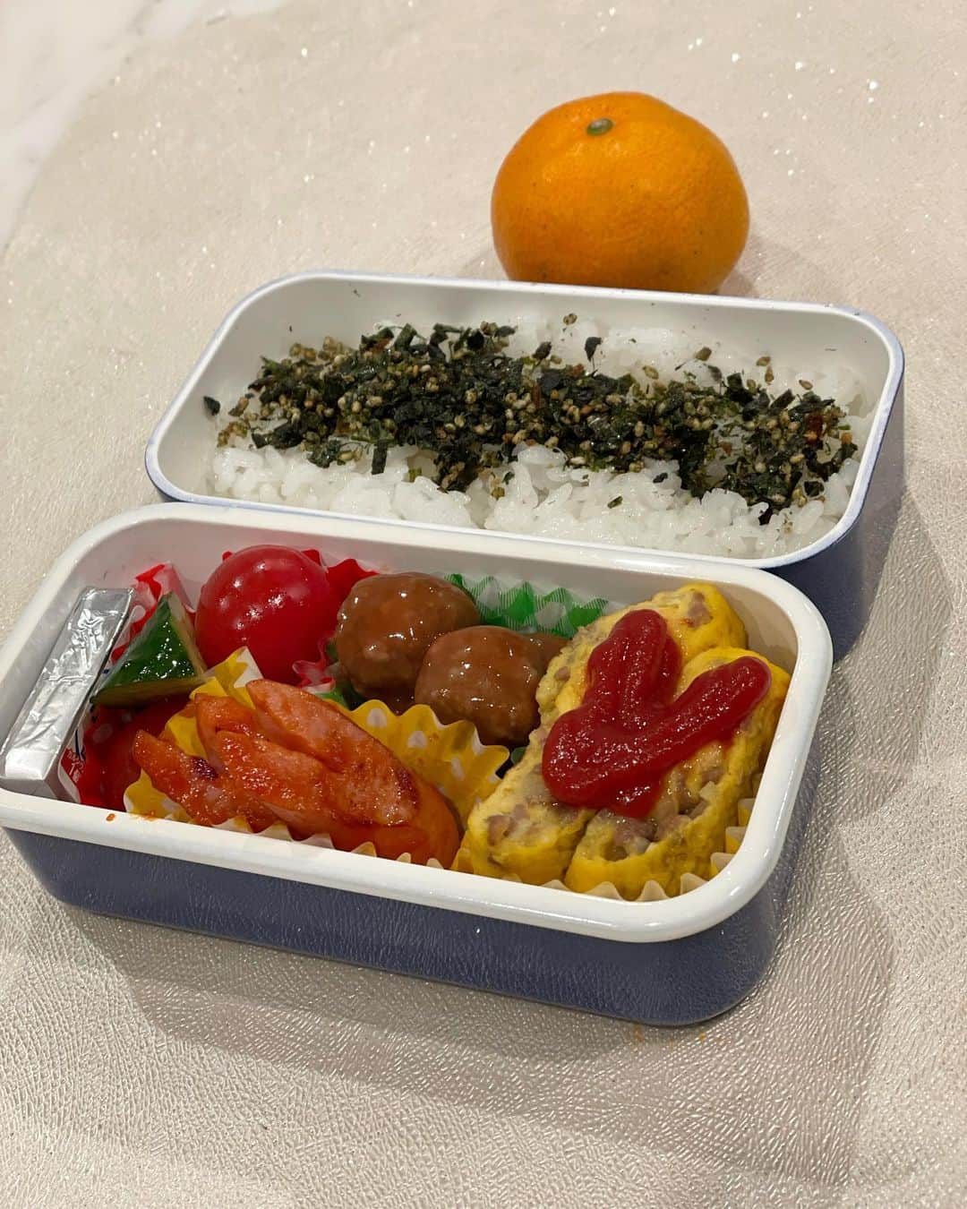 山口もえさんのインスタグラム写真 - (山口もえInstagram)「・  今年も弁当作り終わりました！！🍱 しばらく作らないって 朝ゆっくり眠れるって こんな嬉しいことある〜🤣🤣🤣 ってテンションあげあげです。笑 お弁当作り頑張ってる皆さま 今年もお疲れ様でございます💓 来年もまた頑張り過ぎずに 作りましょう！！🍱  #弁当#弁当記録#🍱 #ミニトマト#ウィンナー#卵焼き  #昨晩ののこりもの #冷凍ハンバーグ  #ミートボール  #あと一品 って時のお弁当の隙間をうめてくれて #ありがとう  #❤️」12月23日 11時18分 - moe_yamaguchi0611