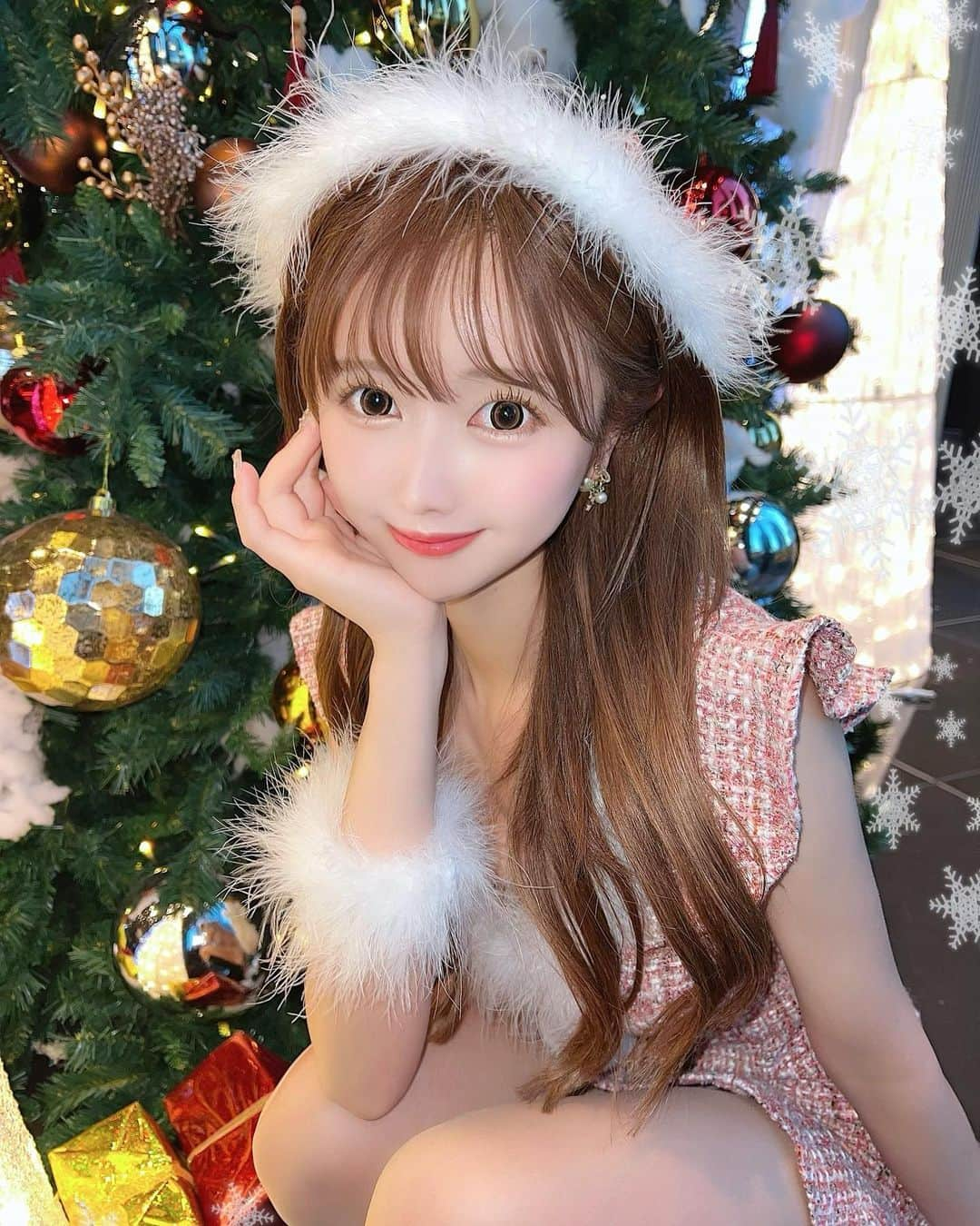 伊上あやさんのインスタグラム写真 - (伊上あやInstagram)「クリスマス何して過ごす？🎅🏻🎄.*  このサンタコスお気に入り過ぎて、何度も着てる☺️🤍 ピンクのツイードは優勝だね🥰   #クリスマス  #クリスマスパーティー  #xmas  #merrychristmas  #サンタコス  #サンタコスプレ  #コスプレ  #サンタ」12月23日 14時19分 - o.aya_0613