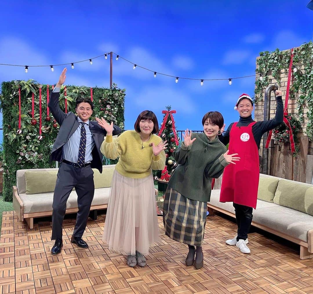 林マオさんのインスタグラム写真 - (林マオInstagram)「本日の ツキいちannaは クリスマスバージョンで お届けしましたぁ🎄❤️💚  とてもかわいいスタジオに… 始まる前からワクワク✨  そして、川村さんと お会いして、ますますワクワク❤️  年内最後の放送を 川村さんとご一緒できて 本当に楽しかったです🥰  とっっても幸せな 一日になりました🫶🫶  来年も、 皆さま変わらず よろしくお願いします🙇‍♀️🧡  ありがとうございましたぁ🥳🥳  一枚目 @kawamura_emiko  @tatsuta.ytv  @ytv_akiyoshi.ohno  @kaho_adachi_ytv   2枚目は クリスマスツリーイメージ🎄🎄」12月23日 15時46分 - maohayashi_ytv