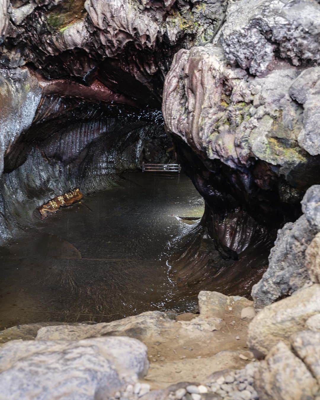 SHOCK EYEさんのインスタグラム写真 - (SHOCK EYEInstagram)「富士山の麓に鎮座する胎内神社⛩ とても不思議の名前だけど、 ここでの体験も本当不思議。  本殿の奥に空いた大きな穴。  そこからまるで富士山の胎内に入っていくような洞窟が広がっている。  狭い洞窟を、途中もはや這いながら進んでいくと、奥にはなんとも雰囲気のある仏像が。  しっかり手を合わせる🙏  胎内を潜り抜けると生まれ変われると、 江戸の頃、富士山を登拝する人たちは富士山に登る前にここに訪れたそう。  やっとの思いで洞窟を出ると、なんともいえない開放感。 確かに生まれ変わった気分になれた＾＾   他にはそうそうない体験のできる唯一無二の神社さん。  是非、体験してみてはどうかな？  #胎内神社 #富士山 #mtfuji #fujisan #fujiyama #japantravel #japantrip #canon #canonR5 #beautifuldestinations #discoverjapan #discoverearth #voyaged #awesome_photographers #IamATraveler #wonderful_places #japanphoto #japanphotography #japan_of_insta #livingonearth #theglobewanderer」12月23日 15時50分 - shockeye_official