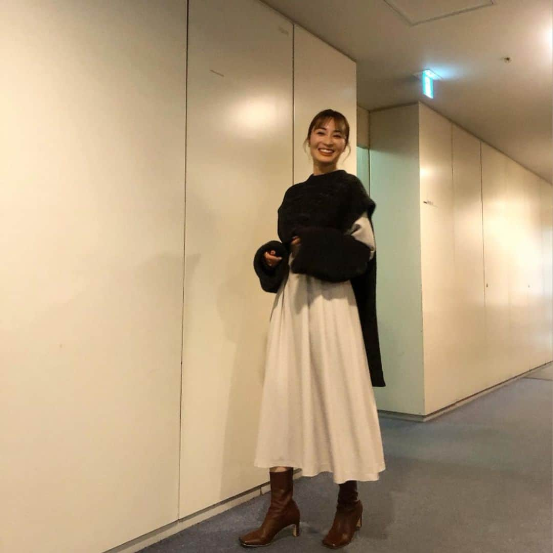 新山千春さんのインスタグラム写真 - (新山千春Instagram)「. 思い出すだけでも また笑えてくる程✨ 楽しいロケでした  明日はいよいよイヴですね🎄 素敵な時間になりますよーに🫶🏽  今年はちょっと早めに 年内の仕事を終えて、、 　３年ぶりに もあと大好きな場所に いってきます✨✨✨  ダンスに夢中の もあにとって今回の挑戦が 色濃く思い出に残ることに なるんだって思うと わたしも楽しみで仕方ない✨  挑戦したいことが あることが嬉しい！！  @dance_moa712   もあのもう1つのダンスアカウントも 良かったらみてね🤍  #新山千春 #もあ #素敵なクリスマスを  #💓」12月23日 16時30分 - chiharuuu_0114