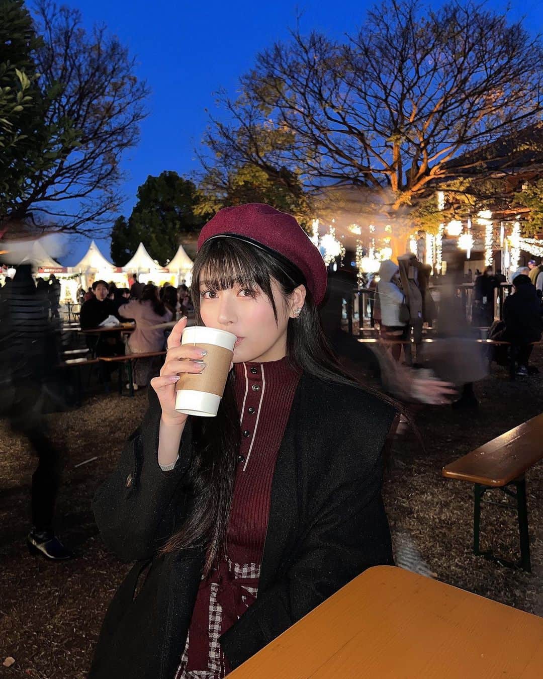 ちとせよしのさんのインスタグラム写真 - (ちとせよしのInstagram)「明後日はクリスマスかぁ🎅🏻🎄 みんなはどうやって過ごすのかな~💭 特に意識してない人も多いかな？ᐕ)ﾉ 私はイベントで皆さんのことをお待ちしております🫶🏻  #横浜赤レンガ倉庫 #クリスマスマーケット #ベレー帽 #ニットワンピース」12月23日 16時38分 - chitose_yoshino