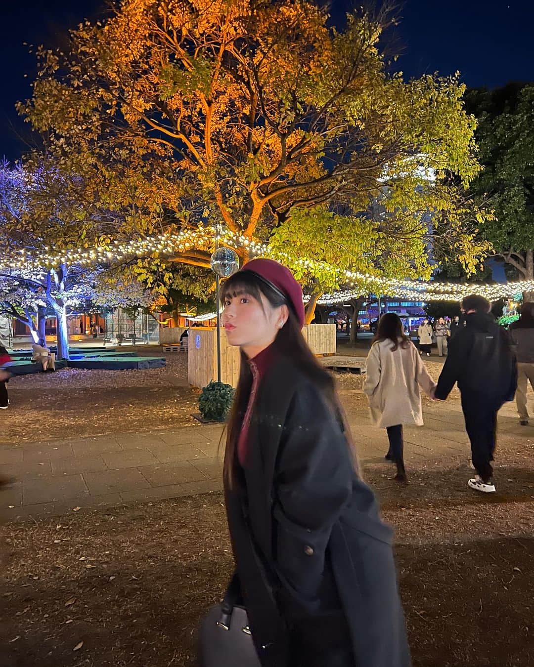 ちとせよしのさんのインスタグラム写真 - (ちとせよしのInstagram)「明後日はクリスマスかぁ🎅🏻🎄 みんなはどうやって過ごすのかな~💭 特に意識してない人も多いかな？ᐕ)ﾉ 私はイベントで皆さんのことをお待ちしております🫶🏻  #横浜赤レンガ倉庫 #クリスマスマーケット #ベレー帽 #ニットワンピース」12月23日 16時38分 - chitose_yoshino