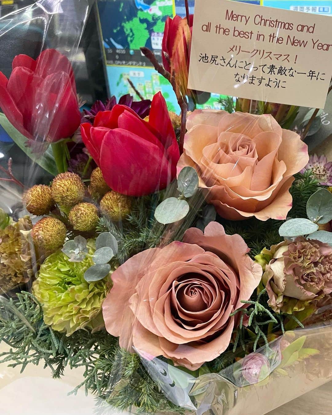 池尻和佳子さんのインスタグラム写真 - (池尻和佳子Instagram)「雪で大変な１日だった中、素敵なお花が届きました。いつも喉のケアをしてくださっている先生です。  忙しくても、人が喜ぶことをスマートにできる人間に私もなりたいです。 吉田先生、ありがとうございます‼︎」12月23日 17時31分 - wakako_ikejiri_rkb
