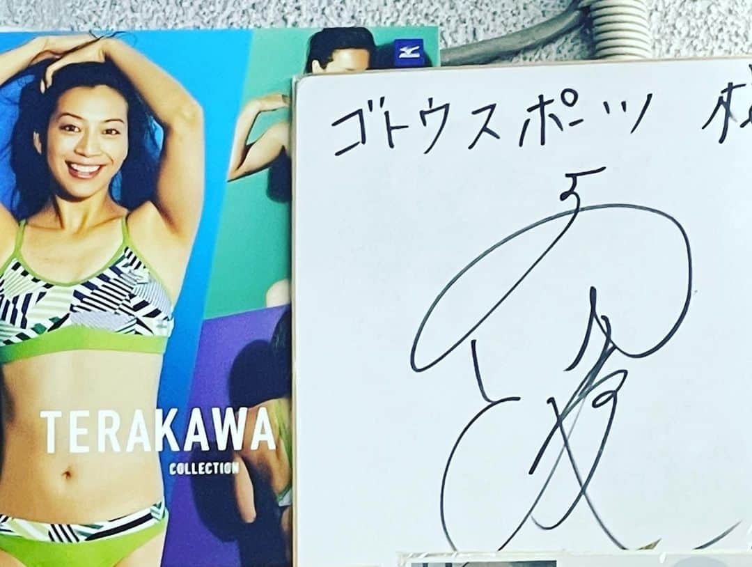 寺川綾さんのインスタグラム写真 - (寺川綾Instagram)「懐かしい写真😁👙 今日はチームオーダーキャンペーンで、とある学校にサプライズ訪問させて頂いた後、京都のゴトウスポーツさんへ🚘 これからもアヤコレで皆さんに喜んで着用して頂ける水着のデザインを考えよう📝 #ミズノ #チームオーダーキャンペーン #京都 #懐かしいポスター発見  #皆んながハッピーな気持ちで #水泳に取り組める #そんな水着を作りたい」12月23日 18時12分 - terakawaaya_official