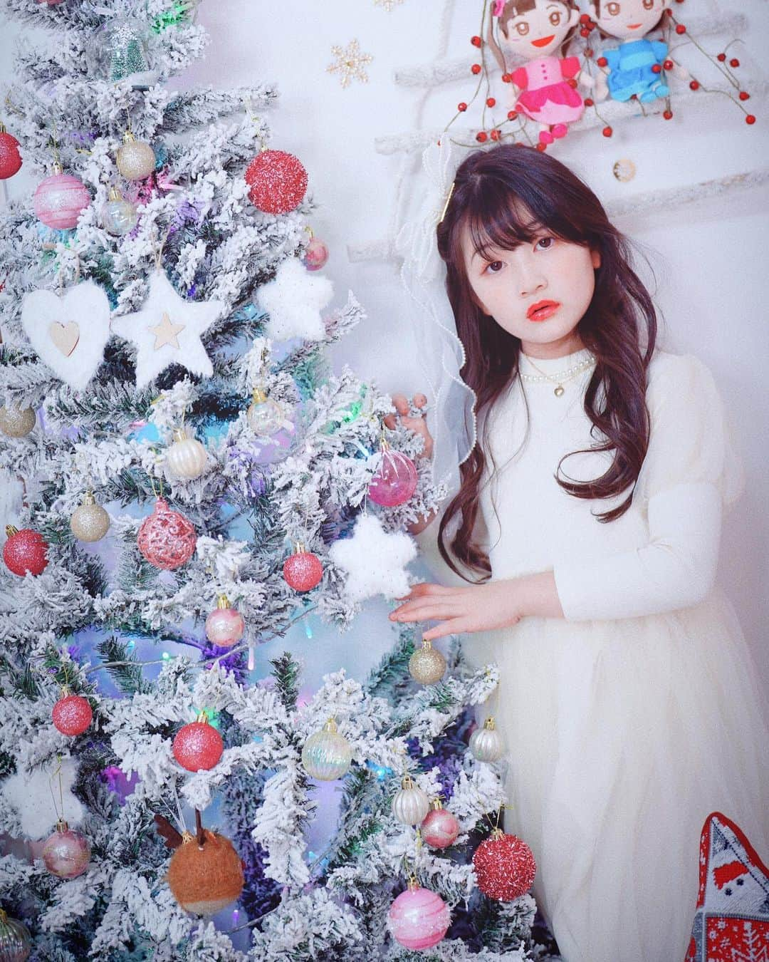 はねまりさんのインスタグラム写真 - (はねまりInstagram)「お家でスタジオ風クリスマス写真を撮ってみた🎄🎁🎅  @riziere_official #はねまり #海外ファッション #海外子供服  #はねまりちゃんねる #ユーチューバー #ファッション #子供服 #小学生 #パーティーコーデ #hanemari #youtuber #fashion  #js #followｍe  #ootd #クリスマスコーデ #js3 #撮影 #写真撮影 #趣味 #女の子ママ #おとなっぽ」12月23日 18時46分 - hanemarisworld