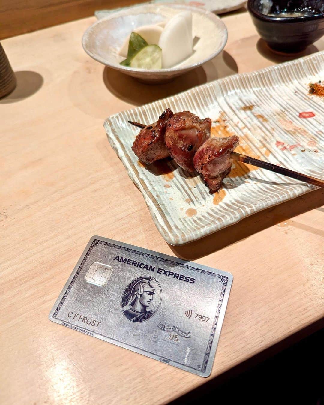 石井里奈さんのインスタグラム写真 - (石井里奈Instagram)「日本一予約の取れない焼き鳥屋！？と言われる鳥しきさんへ✨ . Amexの特典であるKIWAMI50というサービスご存じですか？✨ . 予約困難なレストランや、数々の賞を受賞したレストランをオンライン予約にて毎月優先的に案内していただけるの🥹💓✨ なんて最高なサービス👏 ずっと行ってみたかったお店に行けてほんと嬉しかった〜！ . そして口の中に運んだ瞬間肉汁溢れるジューシーな焼き鳥👏これぞまさに日本の極！と言った味でした！ 今まで食べた焼き鳥と全然違う食べ物のようだった🥺感動👏💓 . プラチナ・カード入会してよかったなぁ💓感動の体験の連続です！ 火入れしている大将の後ろ姿もかっこよかったなぁ☺️ . @amexjp のアカウントもフォローしてみてね💓 ※撮影で使っているカードはダミーカードになります . #AMEX #アメックス #promotion #鳥しき #焼き鳥 #yakitori #グルメ #グルメ女子 #東京グルメ #目黒 #予約困難店」12月23日 18時52分 - ri7tin1025