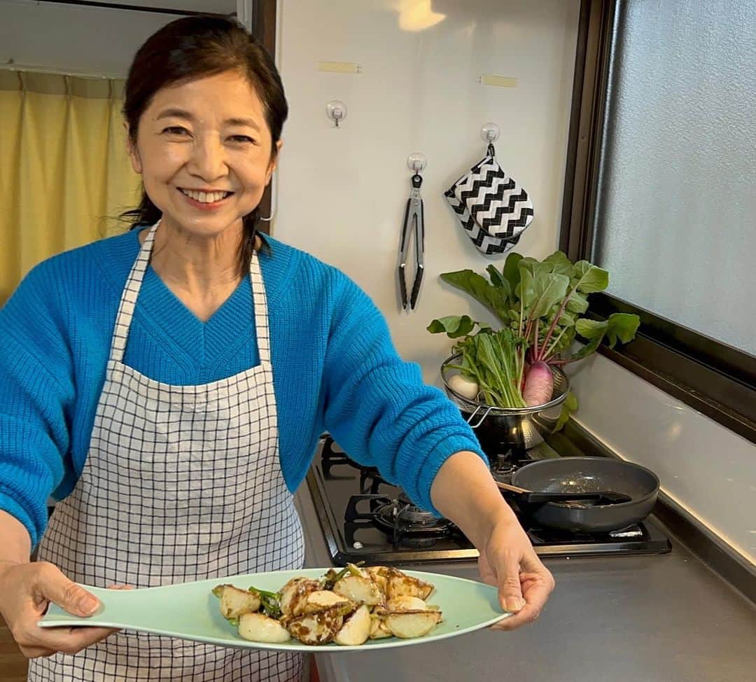宮崎美子さんのインスタグラム写真 - (宮崎美子Instagram)「皆さん、こんばんは。  皆さん、YouTubeよしよし。は見ていただきましたでしょうか？  実は今週は、クリスマス🎄🎅直前のクリスマスパーティーにぴったりのお料理ということで、いつもは日曜日の公開なのですが、今週はつい先程、公開致しました。  クリスマスパーティーに🎉🤶にぴったりの可愛いお料理ですよ。  是非、ご覧くださいね。  #クリスマス #レシピ #料理」12月23日 19時15分 - miyazakiyoshiko.official