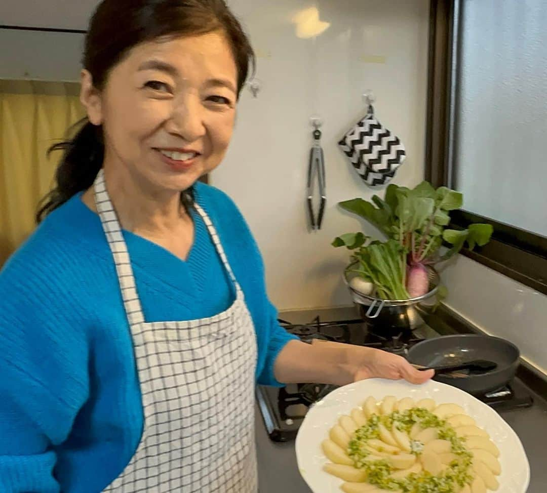 宮崎美子さんのインスタグラム写真 - (宮崎美子Instagram)「皆さん、こんばんは。  皆さん、YouTubeよしよし。は見ていただきましたでしょうか？  実は今週は、クリスマス🎄🎅直前のクリスマスパーティーにぴったりのお料理ということで、いつもは日曜日の公開なのですが、今週はつい先程、公開致しました。  クリスマスパーティーに🎉🤶にぴったりの可愛いお料理ですよ。  是非、ご覧くださいね。  #クリスマス #レシピ #料理」12月23日 19時15分 - miyazakiyoshiko.official