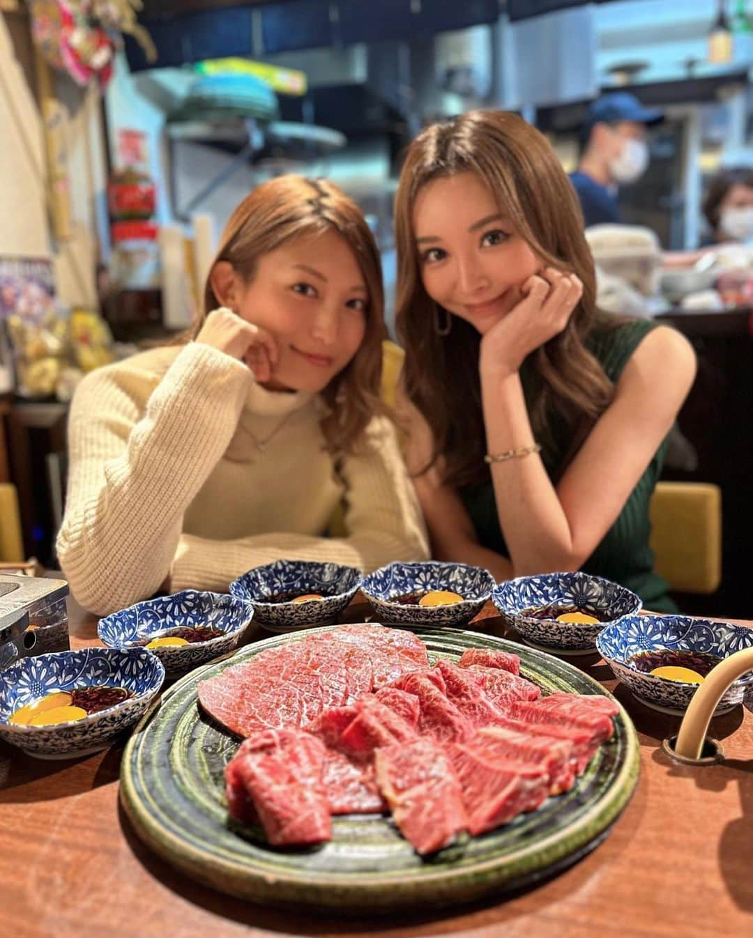 山崎みどりさんのインスタグラム写真 - (山崎みどりInstagram)「超予約困難店【赤坂らいもん】  「肉スタグラマーの@tokyo_wagyu_report が あの［らいもん］誘ってくれたからみどりさんも来ないですかー？🥰」と誘ってくれたのは  10年くらいの付き合いの美女あーちゃん♡  今はトップレースクィーンを経て tripインスタグラマー✈️になってていつもどっかに行ってる正統派美女✨  赤坂らいもんは行ってみたいなーと食べログ保存してたけど行けてなかったから、「行く！🥺」と即答（笑）  予約は約一年待ち.. 食べログ全国焼肉ランキング1位のこちら。  もうスタートからタンでビビりました..  タンがね　お肉なの。（←？w） これタン？ってくらいジューシー  この日のメニュー📖 キムチ盛合せ 特選タン塩 特選レバ シンシン ハラミ 特上ヒレ サーロイン 上ミノ　みそタン 盛岡冷麺  に加え 特別に白子もいただきました♡  全部肉の質が上質..  肉がなめらか..  「スジ」を感じないのよね🥺  ふわんふわんなお肉ばかり。  でも肉の旨みは詰まってるの✨  タレは甘すぎないから とっても好み⭐︎  ライス小頼んだけど 大で良かったかも🥲  美味しいオンパレードがずっと続いてて、美味し過ぎてしかめっ面になるほどw  〆の冷麺は具が無い.. けど、スープ飲んで納得 あ。具いらないわ..  ダシが効いてて、麺はトゥルントゥルン。でも硬くない麺。  もうほんとに幸せだった♥️  超予約困難店の貴重なお席をありがとう😋  @ayaka_ichihara   @tokyo_wagyu_report  ↑めちゃくちゃ肉に詳しい方なので見てみて✨  P.Sせっかくのらいもんの看板が 2人がくっつき過ぎて［いも］になってもーた。ダサw ────────────────────────── #赤坂らいもん#らいもん#金竜山#焼肉#焼き肉#赤坂#赤坂グル メ#東京グルメ#東京焼肉＃冷麺#予約困難店 #yakiniku#japanesebbq#japanesefood#和牛 #wagyu#bbqfiapanesegirl#foodie#tokyogourmet#いも#赤坂いも」12月23日 19時31分 - midori_yamasaki_