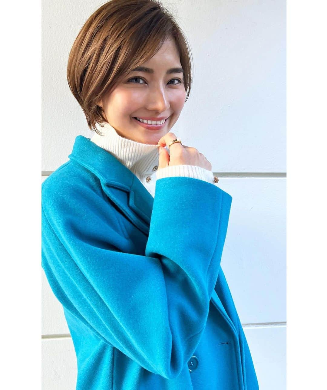 林まきさんのインスタグラム写真 - (林まきInstagram)「AZUL by moussyのカラーチェスターコート🧥💙 @azulbymoussy_official ZOZOTOWNで1000円クーポン開催中です🎁 寒い日のブルーコーデ、可愛い〜！❄️☃️  #AZULBYMOUSSY #アズールバイマウジー #チェスターコート #スタンドカラー #ブルーコーデ #バロックジャパンリミテッド #大人カジュアル #大人カジュアルコーデ #冬服コーデ #アラサーコーデ #ショートヘア #ショートボブ」12月23日 19時38分 - maki__mh