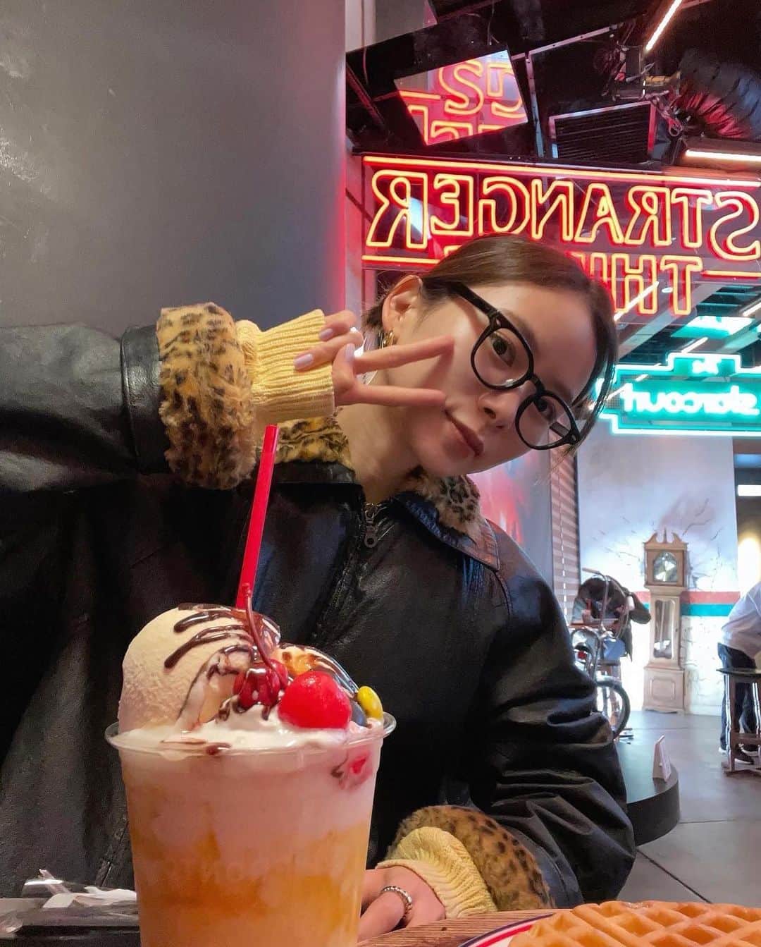 朝日奈央さんのインスタグラム写真 - (朝日奈央Instagram)「ずっと行きたかった#strangerthings の限定cafeに行ってきたよ🍨 リアルに再現されていて裏側の世界に行けた気がしました🫢 エルの大好物のワッフル🧇 食べれてしあわせだった♡」12月23日 20時30分 - pop_step_asahi