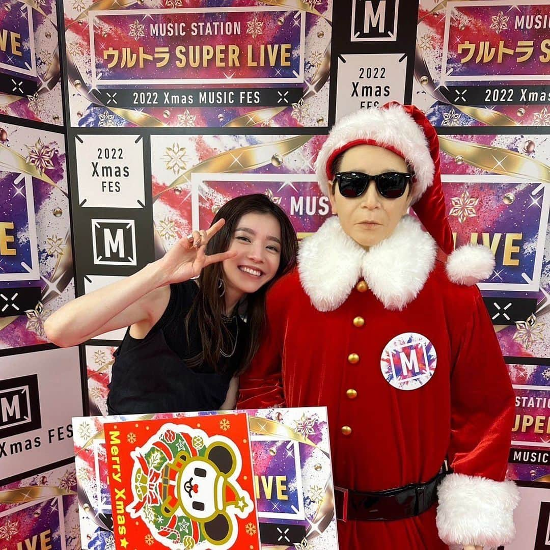 miletさんのインスタグラム写真 - (miletInstagram)「#Mステ ウルトラ SUPER LIVE 『Final Call』歌わせていただきました。 久しぶりに心臓ばくばくでした。でも楽しかったな！ありがとうございました🎄 今日のヘドバンはジョナサン・デイヴィスをリスペクトして。 番組、最後までお楽しみください！ トーク中のタモリさんの笑顔が素敵でした♡ #milet  knit-vest▼ @tanakadaisuke_official  tulle-camisole▼ @labelleetude_official  pants▼ @lokitho_tokyo  earrings▼ @blanciris_official  necklace,ring▼ @hirotakajewelry  belt,bracelet▼ @rathelwolf  bangle,rings▼ @simmon_official  rings▼ @balance_jewerly  boots▼ @togaarchives」12月23日 20時45分 - milet_music