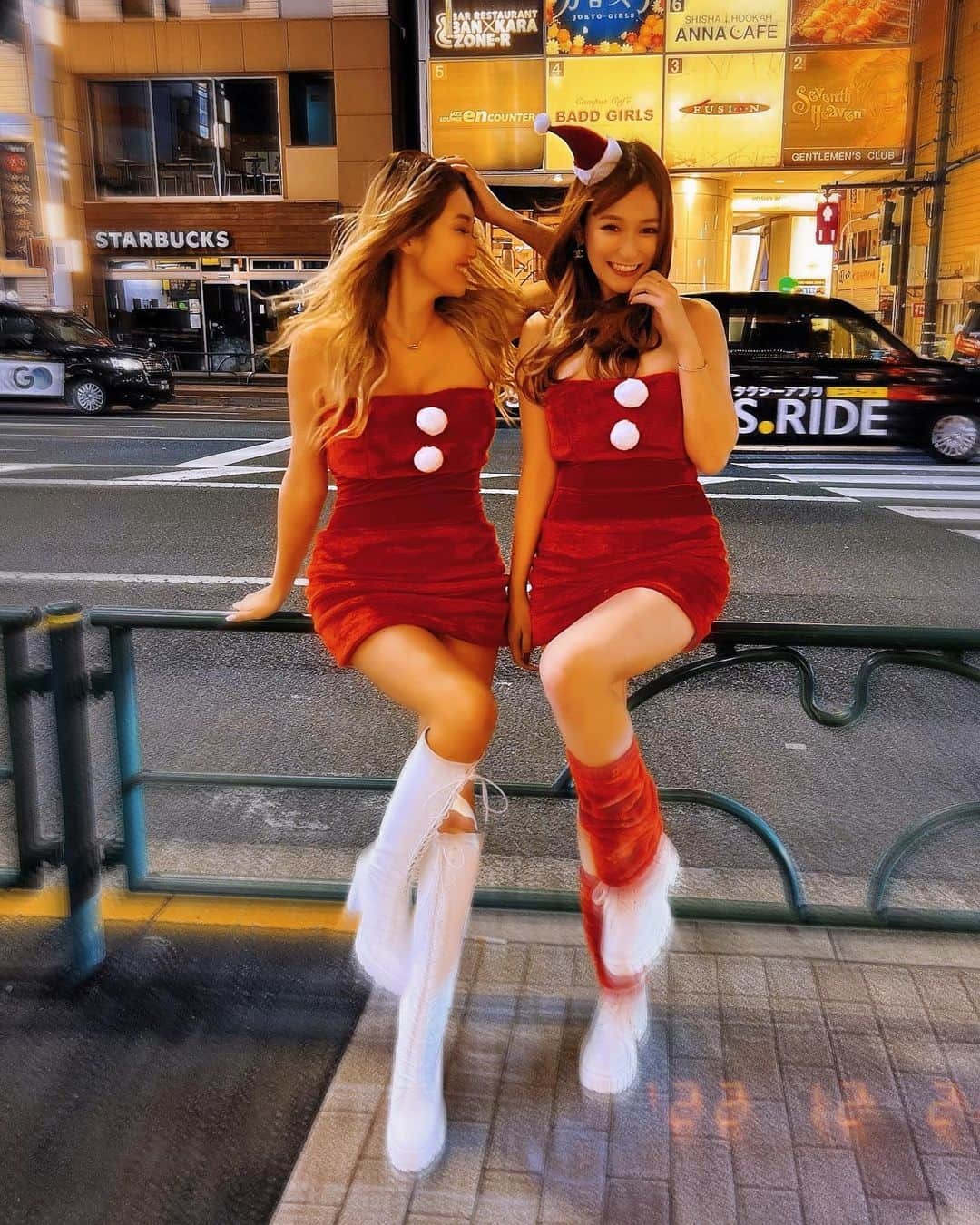 鈴木愛美さんのインスタグラム写真 - (鈴木愛美Instagram)「: 𝐕𝐚𝐧𝐢𝐭𝐲𝐦𝐞🧑‍🎄❤️ @_vanityme_ @vanityme_costume  Vanitymeのサンタコス可愛すぎ♡ サンタコスとか何年振りにしたんだろ🎄🍷💝 可愛いサンタコス着れてHappy!!!!!!  友達とお揃いで着たらもっと可愛いよ♡  そして、いつでも @pinkyshake_official の ロングコート❤️‍🔥❤️‍🔥❤️‍🔥 もう暖か過ぎてこのコート手放せない🔥✨ （最後の写真📸お気に入りコートです♡）  #vanityme #サンタコス」12月23日 21時08分 - x.manya.x