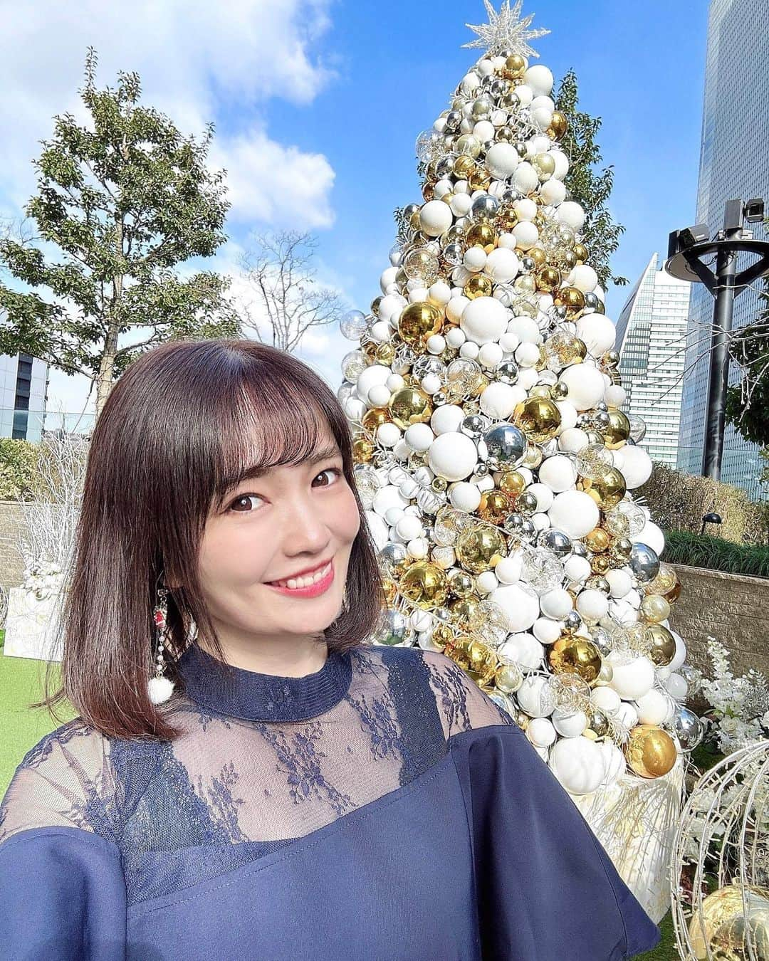 浅井麻里さんのインスタグラム写真 - (浅井麻里Instagram)「⭐️クリスマスコーデ⭐️ ⁡ 明日はクリスマスイブ！🎄🎅 ってことで、クリスマスコーデ✨ ⁡ パーティーとか二次会とかにも着ていける、 @retica_dress の ケープデザインセットアップパンツパーティードレス💙 ⁡ ケープになってるトップスがオシャレ✨ ワイドタイプだから着てて楽ちん♬ ⁡ インする着方も可愛いんだけど、 わたしはトップスがふんわりする感じも好きで 今回はインせず着てみた💕 どっちもスタイリッシュに決まるからいい💕☺️ ⁡ 寒かったからレースのインナーを合わせたけど、 インナーなしでもちょうどいい肌見せ感だよー✨ 人とあんまり被らないパーティードレスの デザインっていいよね♬👗 ⁡ 後ろ姿のシルエットもいいから動画ものせときます♬ ⁡ ⁡ #クリスマス #クリスマスイブ #クリスマスイヴ #クリスマスイルミネーション #クリスマスツリー #パーティーコーデ #クリスマスコーデ #パーティードレス #クリスマスパーティー #二次会コーデ #デートコーデ #セットアップ #大名古屋ビルヂング #大名古屋ビルヂングスカイガーデン #スカイガーデン #名古屋 #映えスポット#大人可愛いコーデ  #フォトスポット #ポートレート #クリスマスデート #Christmastree #Christmaseve」12月23日 21時09分 - mari_asai_625