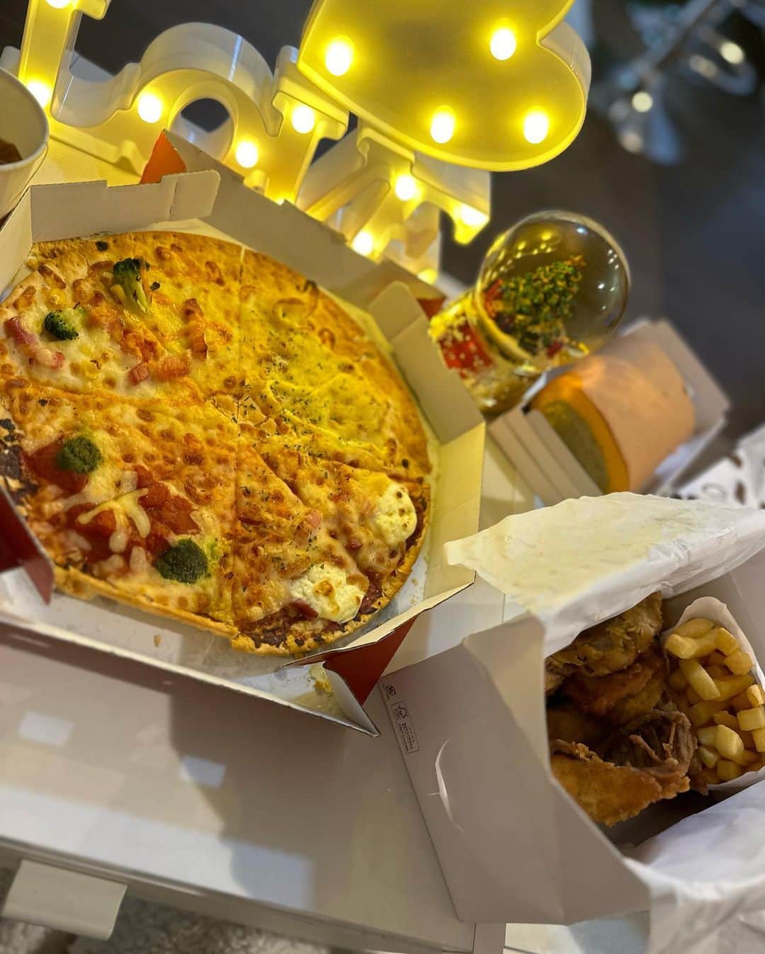 加藤紗里さんのインスタグラム写真 - (加藤紗里Instagram)「親友ちゃんとおうちクリスマスパーティー🎉🎄🧑‍🎄 ケーキはメグリヴァ監修のピスタチオケーキ🍰🥺  #クリスマス #おうち」12月23日 21時27分 - katosari