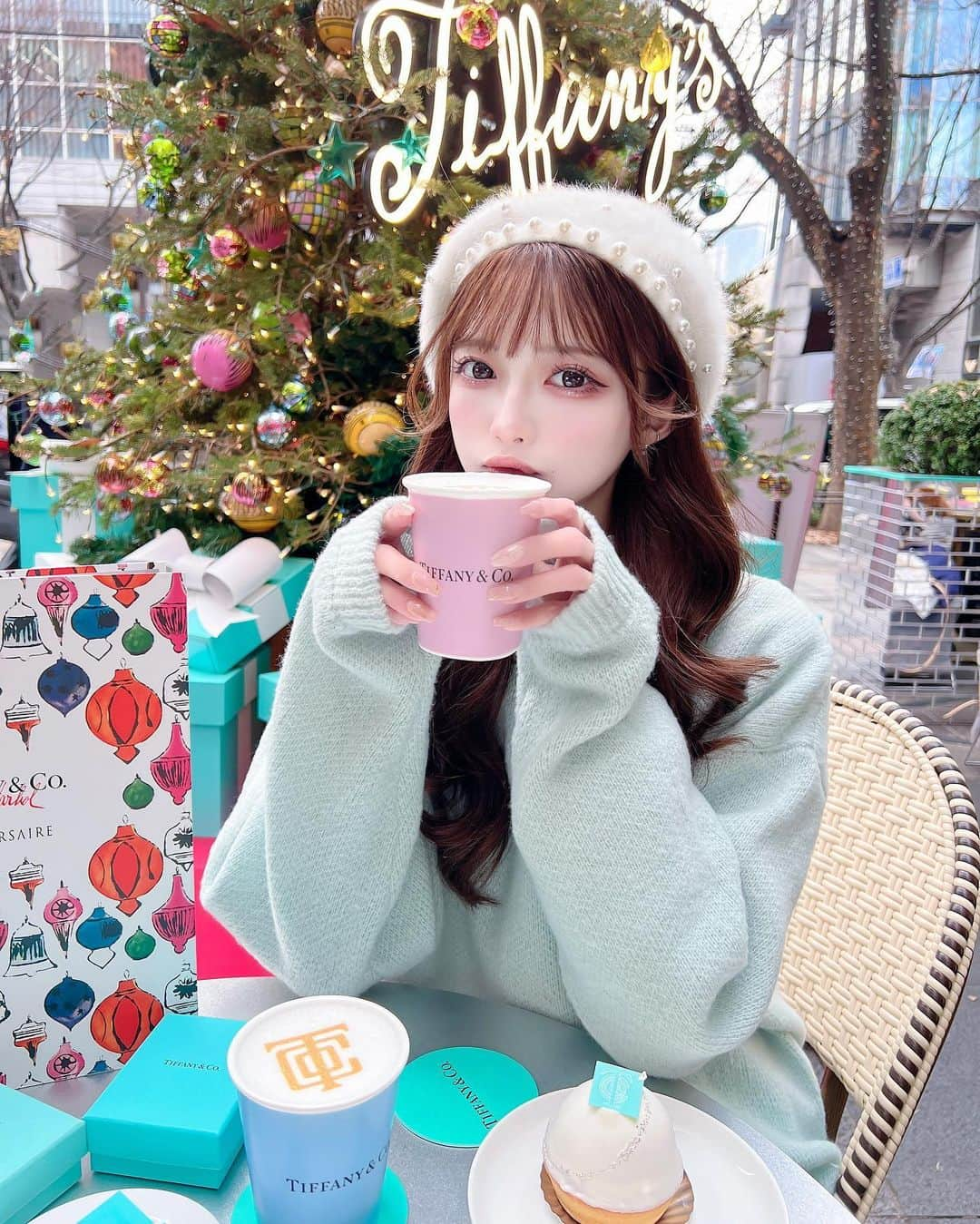 あやちゃんさんのインスタグラム写真 - (あやちゃんInstagram)「Tiffany Cafe☕💍🤍 念願だったの🥺🥺🥺🥺 スノちゃんがアンバサダーってこともあってティファニー大好きだから行けて良かった✨⛄️ しかも一番良いお席で幸せだった🤍 朝一で並んでくれたtoに感謝🙏🏻💙 ニットは #grl のだよ♡色味が可愛すぎる☁️  #ティファニーカフェ #ティファニーブルー #アニヴェルセル表参道 #アニヴェルセルカフェ #表参道カフェ #表参道ランチ #表参道スイーツ #明治神宮前カフェ #グレイル  #クリスマスツリー #クリスマスイルミネーション #tiffanycafe #tiffany #tiffanyandco #tiffanyhardwear」12月23日 21時28分 - aya.you.love.r