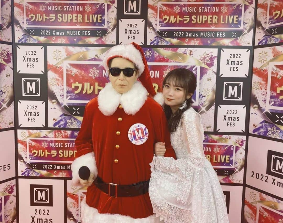 秋元真夏さんのインスタグラム写真 - (秋元真夏Instagram)「.  タモサンタさんに ぎゅーしてみました🤍🎅🏻  みんなとの写真おすそわけ〜📸  #ミュージックステーション  #メリークリスマス #manatsugram」12月23日 22時00分 - manatsu.akimoto_official