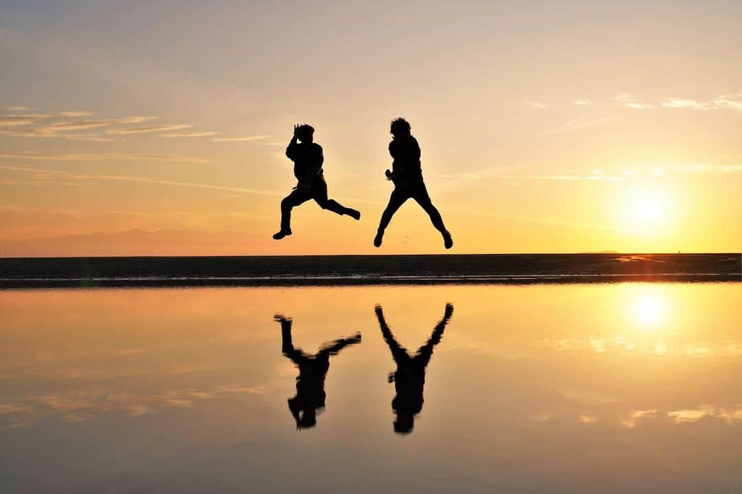 南原清隆さんのインスタグラム写真 - (南原清隆Instagram)「香川県にある“父母が浜”です（ちちぶがはま）  日本でも有数の夕日の美しい映えスポットです。 穏やかな気が流れていて、いるだけで心が和みます。（何せ心が32才のOLなもので） 地元のボランティアの方々が何年もかけて清掃して、今もその美しさを保っています。 ありがとうございます😭 写真は水際までカメラを低く構えて、写り込みを見ながら撮って下さいね。 後は楽しく弾けちゃって下さい。 またボランティアの方が撮ってもくれますよ。 優しい人が多いのが香川県人です！ （ええ、はっきりと自慢しますね😄） 偶然にも雲が連なったハートマーク💕💕のも撮れました。 は〜また行きたいなー😊  #父母が浜 #夕焼け #ハートマーク #南原清隆 #松陰寺太勇」12月23日 22時41分 - nanchan_official_