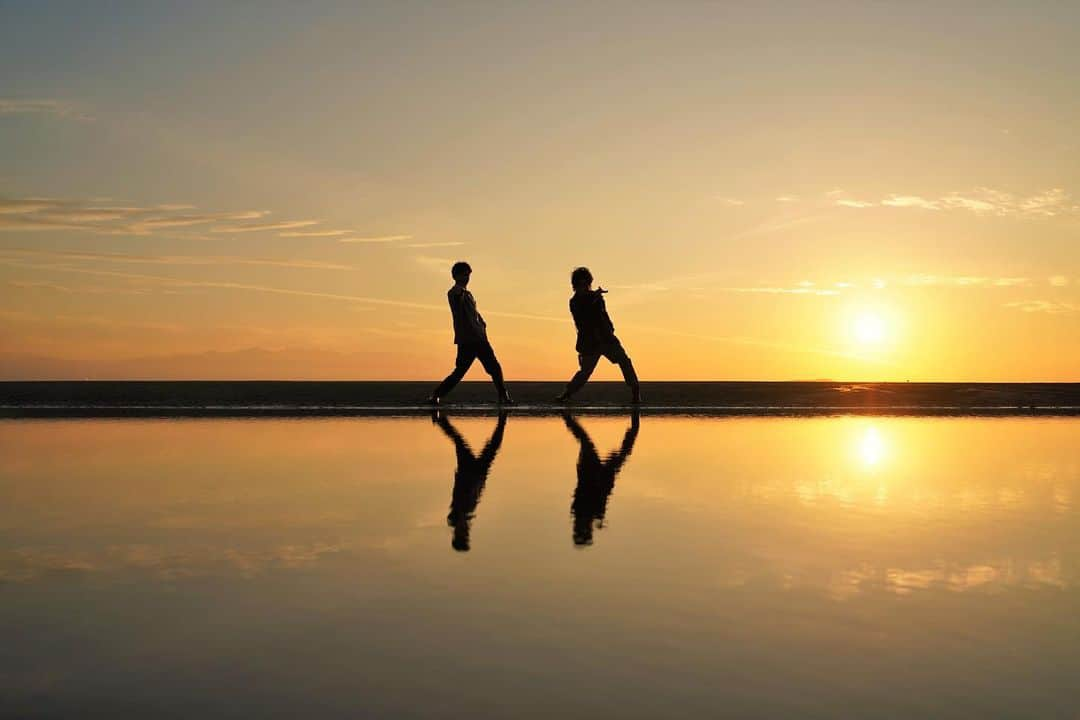 南原清隆さんのインスタグラム写真 - (南原清隆Instagram)「香川県にある“父母が浜”です（ちちぶがはま）  日本でも有数の夕日の美しい映えスポットです。 穏やかな気が流れていて、いるだけで心が和みます。（何せ心が32才のOLなもので） 地元のボランティアの方々が何年もかけて清掃して、今もその美しさを保っています。 ありがとうございます😭 写真は水際までカメラを低く構えて、写り込みを見ながら撮って下さいね。 後は楽しく弾けちゃって下さい。 またボランティアの方が撮ってもくれますよ。 優しい人が多いのが香川県人です！ （ええ、はっきりと自慢しますね😄） 偶然にも雲が連なったハートマーク💕💕のも撮れました。 は〜また行きたいなー😊  #父母が浜 #夕焼け #ハートマーク #南原清隆 #松陰寺太勇」12月23日 22時41分 - nanchan_official_