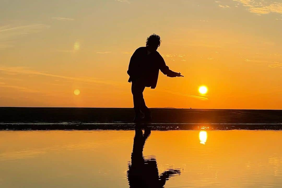 南原清隆さんのインスタグラム写真 - (南原清隆Instagram)「夕日と戯れる男達 （意外と夕日は熱く無かったです） この父母が浜では時間がゆっくりと流れています。 そして誰でも映え写真を撮れる奇跡の浜、お薦めよ😄 （32才のOLより）  #父母が浜 #南原清隆 #松陰寺太勇  #小田さん撮り」12月23日 22時42分 - nanchan_official_