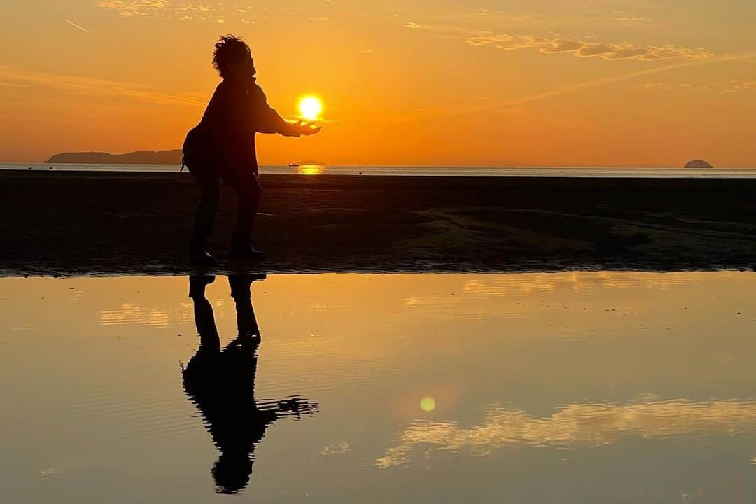 南原清隆さんのインスタグラム写真 - (南原清隆Instagram)「夕日と戯れる男達 （意外と夕日は熱く無かったです） この父母が浜では時間がゆっくりと流れています。 そして誰でも映え写真を撮れる奇跡の浜、お薦めよ😄 （32才のOLより）  #父母が浜 #南原清隆 #松陰寺太勇  #小田さん撮り」12月23日 22時42分 - nanchan_official_