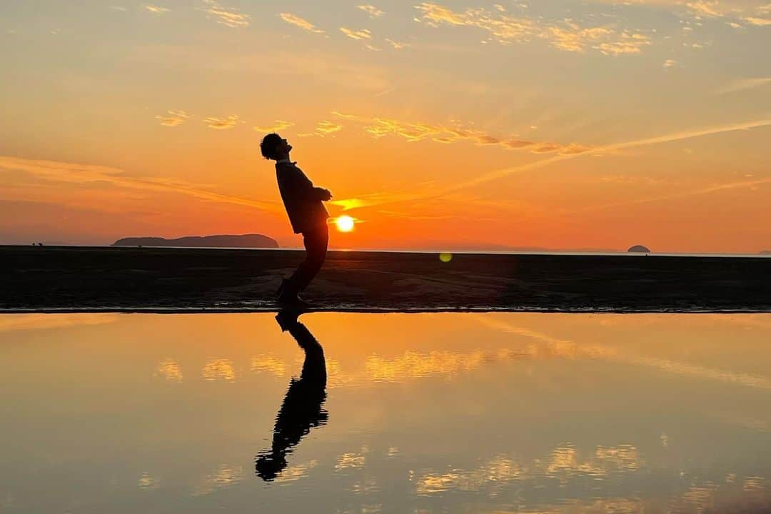 南原清隆さんのインスタグラム写真 - (南原清隆Instagram)「夕日と戯れる男達 （意外と夕日は熱く無かったです） この父母が浜では時間がゆっくりと流れています。 そして誰でも映え写真を撮れる奇跡の浜、お薦めよ😄 （32才のOLより）  #父母が浜 #南原清隆 #松陰寺太勇  #小田さん撮り」12月23日 22時42分 - nanchan_official_