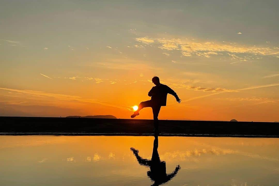 南原清隆さんのインスタグラム写真 - (南原清隆Instagram)「夕日と戯れる男達 （意外と夕日は熱く無かったです） この父母が浜では時間がゆっくりと流れています。 そして誰でも映え写真を撮れる奇跡の浜、お薦めよ😄 （32才のOLより）  #父母が浜 #南原清隆 #松陰寺太勇  #小田さん撮り」12月23日 22時42分 - nanchan_official_