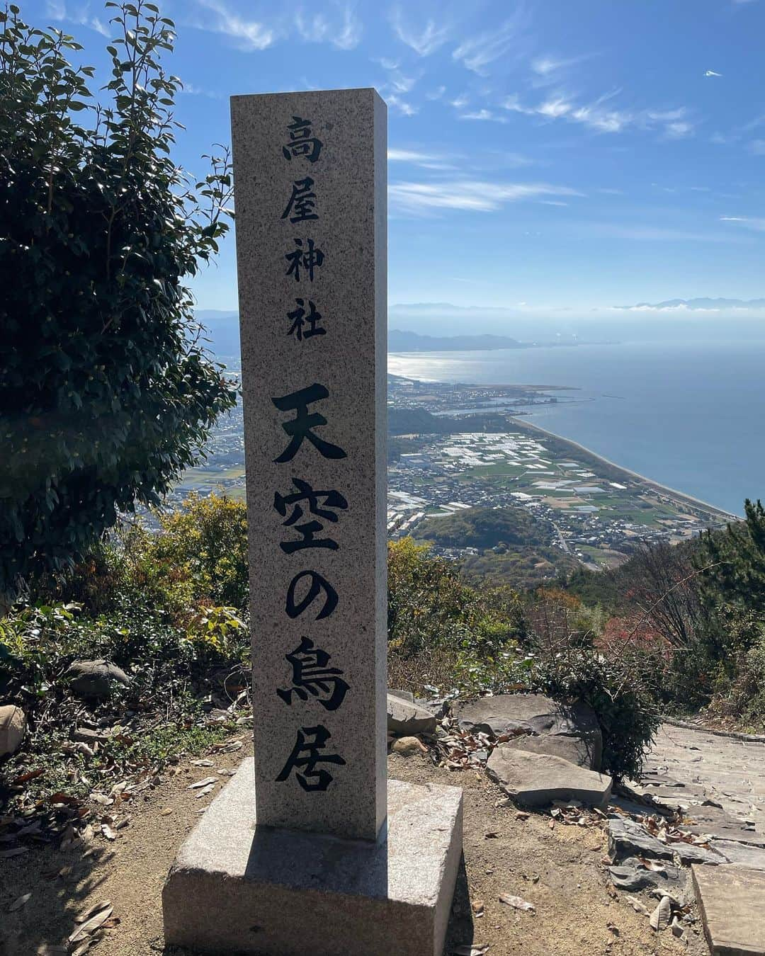 南原清隆さんのインスタグラム写真 - (南原清隆Instagram)「天空の鳥居　高屋神社⛩  山の頂きにある寺社 地元の人も昔から参拝するパワースポットです。 麓から車で30分位登ります。 （あ、車道が狭いのでなるべく小さな車や タクシーで行くのをお薦めします） そこから5分程急な坂を歩いて向かうと、 ホントに空の上に浮かんでいるような 清々しい気分になる神社が迎えてくれます。 自動販売機でお守りなども買えますよ😊  同じ写真を二枚あげてしまいました💦 すいませんでした🙇‍♂️  #天空の鳥居 #高屋神社 #南原清隆 #松陰寺太勇  #王林」12月23日 23時03分 - nanchan_official_