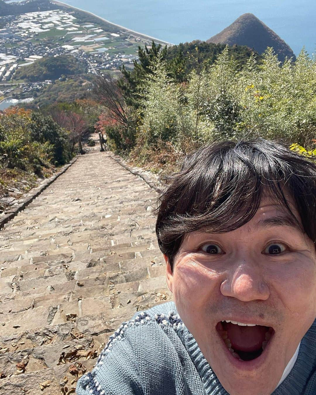 南原清隆さんのインスタグラム写真 - (南原清隆Instagram)「天空の鳥居　高屋神社⛩  山の頂きにある寺社 地元の人も昔から参拝するパワースポットです。 麓から車で30分位登ります。 （あ、車道が狭いのでなるべく小さな車や タクシーで行くのをお薦めします） そこから5分程急な坂を歩いて向かうと、 ホントに空の上に浮かんでいるような 清々しい気分になる神社が迎えてくれます。 自動販売機でお守りなども買えますよ😊  同じ写真を二枚あげてしまいました💦 すいませんでした🙇‍♂️  #天空の鳥居 #高屋神社 #南原清隆 #松陰寺太勇  #王林」12月23日 23時03分 - nanchan_official_