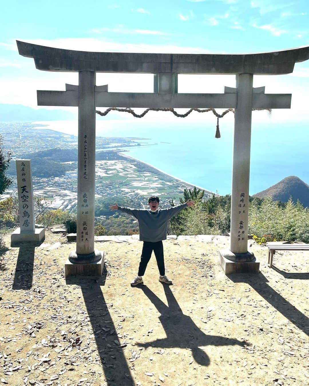 南原清隆さんのインスタグラム写真 - (南原清隆Instagram)「天空の鳥居　高屋神社⛩  山の頂きにある寺社 地元の人も昔から参拝するパワースポットです。 麓から車で30分位登ります。 （あ、車道が狭いのでなるべく小さな車や タクシーで行くのをお薦めします） そこから5分程急な坂を歩いて向かうと、 ホントに空の上に浮かんでいるような 清々しい気分になる神社が迎えてくれます。 自動販売機でお守りなども買えますよ😊  同じ写真を二枚あげてしまいました💦 すいませんでした🙇‍♂️  #天空の鳥居 #高屋神社 #南原清隆 #松陰寺太勇  #王林」12月23日 23時03分 - nanchan_official_