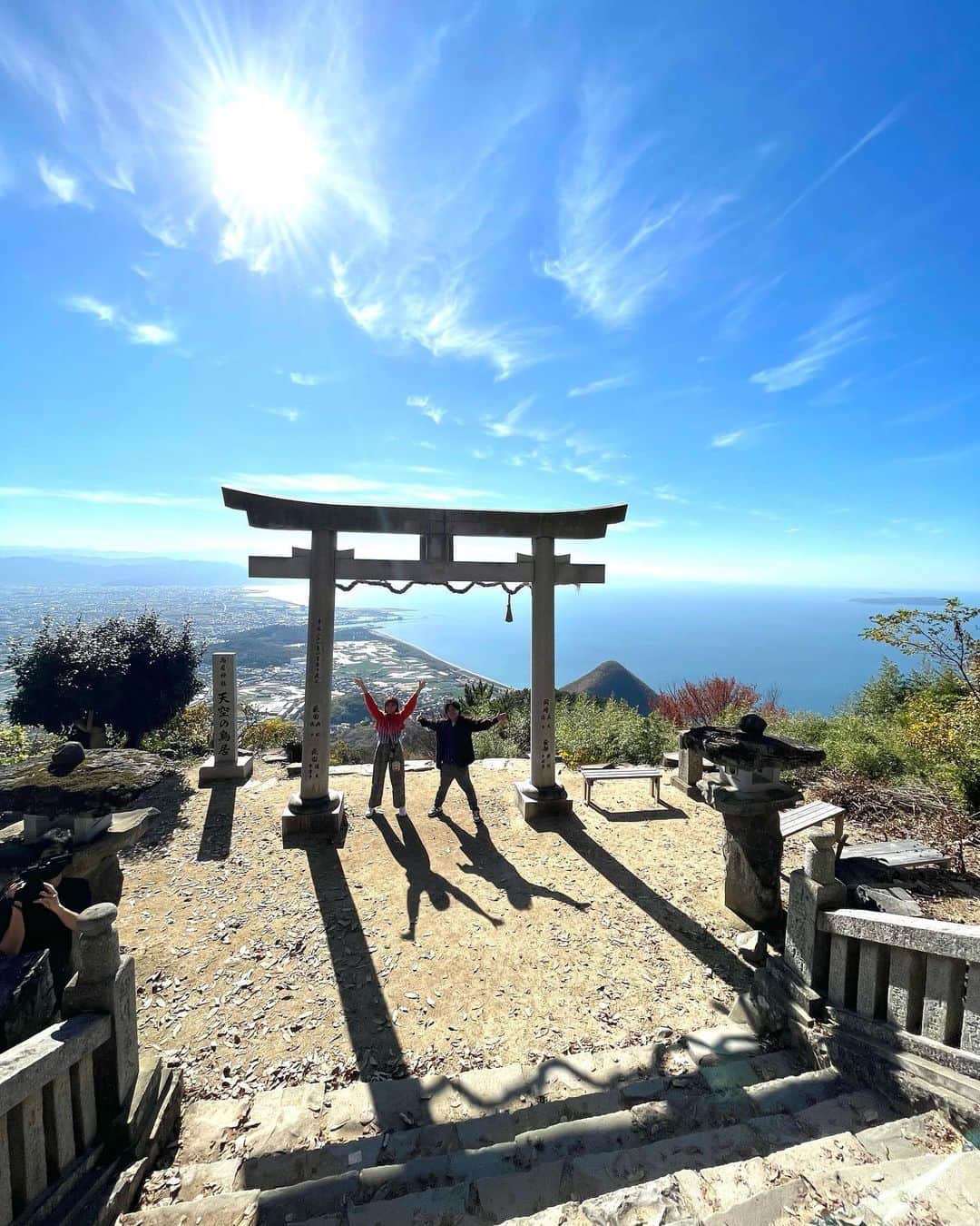 南原清隆さんのインスタグラム写真 - (南原清隆Instagram)「天空の鳥居　高屋神社⛩  山の頂きにある寺社 地元の人も昔から参拝するパワースポットです。 麓から車で30分位登ります。 （あ、車道が狭いのでなるべく小さな車や タクシーで行くのをお薦めします） そこから5分程急な坂を歩いて向かうと、 ホントに空の上に浮かんでいるような 清々しい気分になる神社が迎えてくれます。 自動販売機でお守りなども買えますよ😊  同じ写真を二枚あげてしまいました💦 すいませんでした🙇‍♂️  #天空の鳥居 #高屋神社 #南原清隆 #松陰寺太勇  #王林」12月23日 23時03分 - nanchan_official_