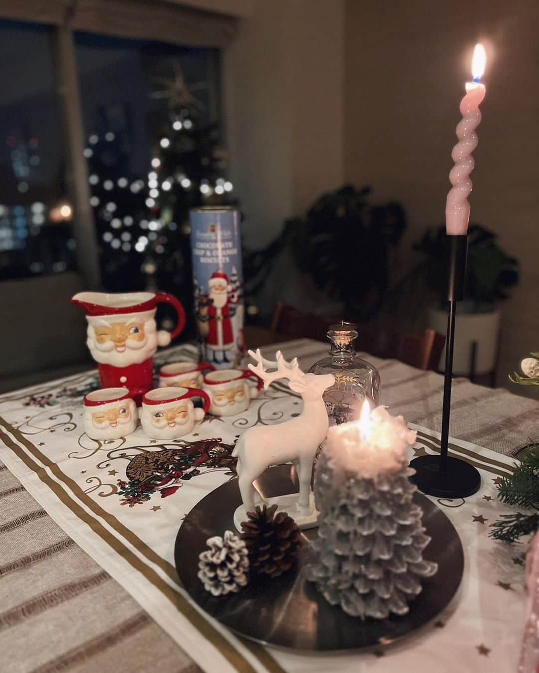 翁安芸さんのインスタグラム写真 - (翁安芸Instagram)「今年も大好きメンバーとともちゃん宅でのクリスマス会🎅🏻❤️  お洒落なテーブルセッティングに、ともちゃんの天才的な美味しい食事に幸せな夜✨✨  子どもたちもたくさん食べて遊んで食べて、、ノンストップで楽しんでました🌟 いちごの人気もすごくあっという間にお皿から消えていました🍓 毎年恒例のクリスマスパジャマの写真も可愛かった🥰🎄  クリスマスケーキは、初めて見る大きさのマロンシャンテリー💫  最高メンバーと楽しい時間😍🥳🤩🥰🤣  ともちゃんいつも温かいおもてなしをありがとう❤️✨  #christmasparty #クリスマス会 #happyholidays」12月23日 23時17分 - akinyc