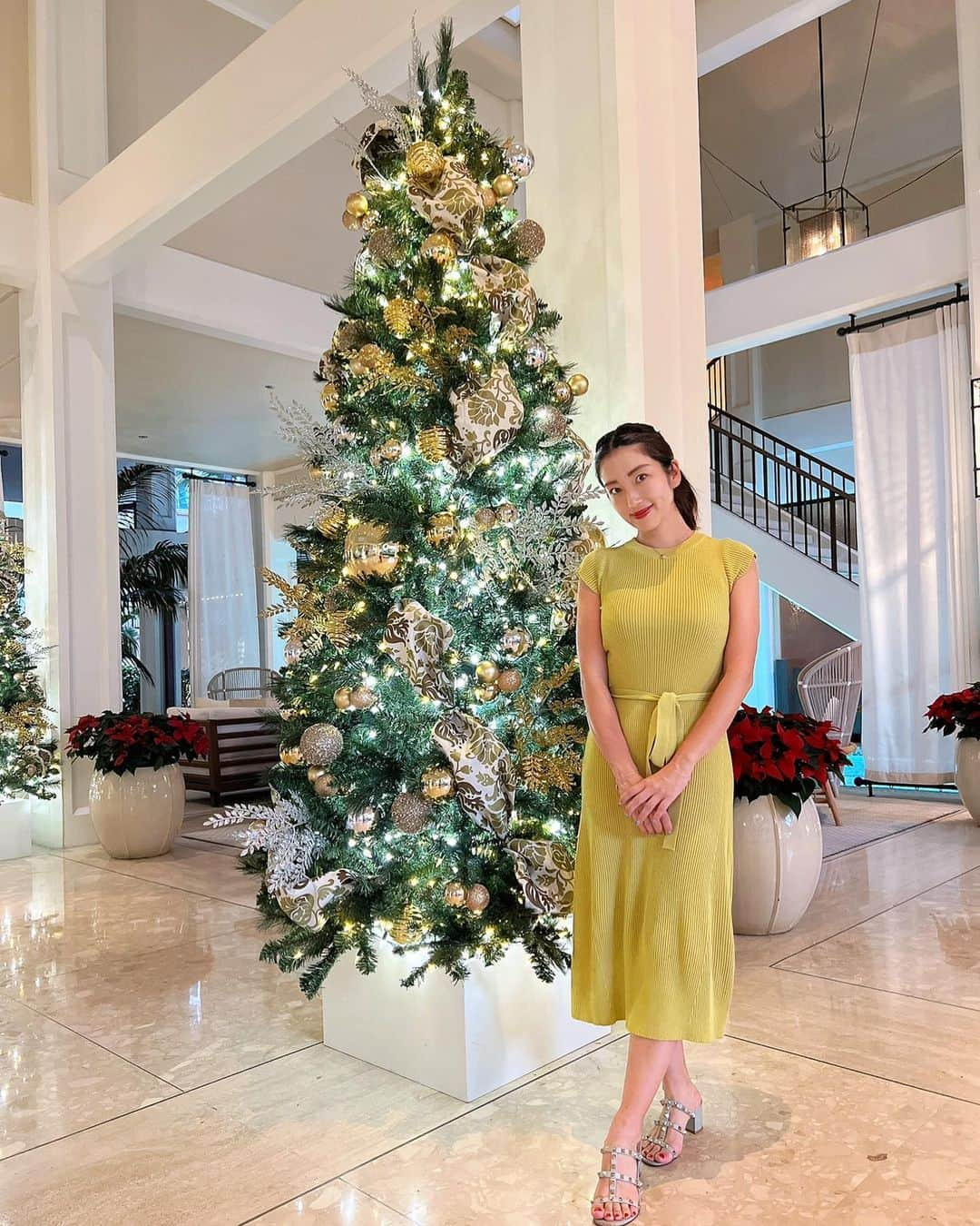 庄司ゆうこさんのインスタグラム写真 - (庄司ゆうこInstagram)「メリークリスマス🎄🎁✨ ハワイでクリスマスツリーをいっぱい撮ったので一挙大公開❣️ 1枚目ロイヤルハワイアンセンター 2枚目アラモアナショッピングモール 3枚目モアナサーフライダー 4枚目ハレクラニ 5枚目ハイアットリージェンシー 6枚目ロイヤルハワイアンホテル 7枚目カハラモール  7枚目はヨガウェアでクリスマスツリーってなんか面白いね🤣 皆さんにとって素敵なクリスマスに なりますようにっ🧡 #メリークリスマス#クリスマス#メリクリ#クリスマスイブ#クリスマスツリー#ハワイ#ワイキキ#ハワイ旅行 #ハワイ好きな人と繋がりたい#christmas#christmastree #christmastime #hawaii#hawaiian」12月23日 23時29分 - yuko.shoji