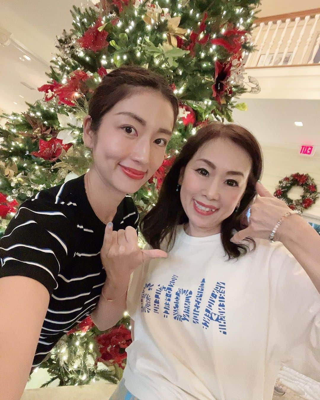 庄司ゆうこさんのインスタグラム写真 - (庄司ゆうこInstagram)「メリークリスマス🎄🎁✨ ハワイでクリスマスツリーをいっぱい撮ったので一挙大公開❣️ 1枚目ロイヤルハワイアンセンター 2枚目アラモアナショッピングモール 3枚目モアナサーフライダー 4枚目ハレクラニ 5枚目ハイアットリージェンシー 6枚目ロイヤルハワイアンホテル 7枚目カハラモール  7枚目はヨガウェアでクリスマスツリーってなんか面白いね🤣 皆さんにとって素敵なクリスマスに なりますようにっ🧡 #メリークリスマス#クリスマス#メリクリ#クリスマスイブ#クリスマスツリー#ハワイ#ワイキキ#ハワイ旅行 #ハワイ好きな人と繋がりたい#christmas#christmastree #christmastime #hawaii#hawaiian」12月23日 23時29分 - yuko.shoji