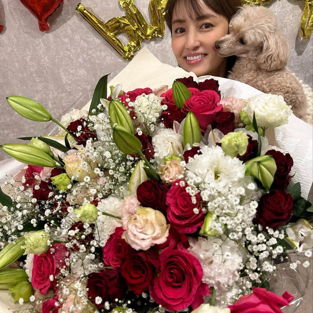 矢田亜希子さんのインスタグラム写真 - (矢田亜希子Instagram)「本日で44歳になりましたーー‼︎ いま、仕事から帰宅し、ギリギリセーフ‼︎ お家に帰ったらたくさんの抱えきれない花束たち💐が🥹💕 ありがとうございます！！ まだまだ44歳、これからも皆様よろしくお願い致します‼︎ あ、そういえばInstagramを始めたのもお誕生日でした。 #誕生日#12月23日 #44歳」12月23日 23時57分 - akiko_yada