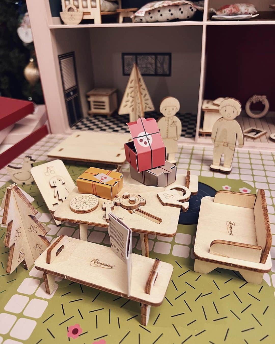 翁安芸さんのインスタグラム写真 - (翁安芸Instagram)「娘の毎日の楽しみの @bonpoint_japon のアドベントカレンダー❤️🎄✨  スーツケース型のお家の中には、日付の書かれた箱が入っていて、毎日1箱ずつ開けると木製のお人形や家具のパーツ、箱も切り抜いてクラフトする仕組み💫  娘と組み立てて楽しんでいます🎅🏻❤️🍒  クリスマスの完成の日まであと少し✨✨   #happyholidays #bonpoint #ボンポワン #アドベントカレンダー #merrychristmas」12月24日 0時02分 - akinyc