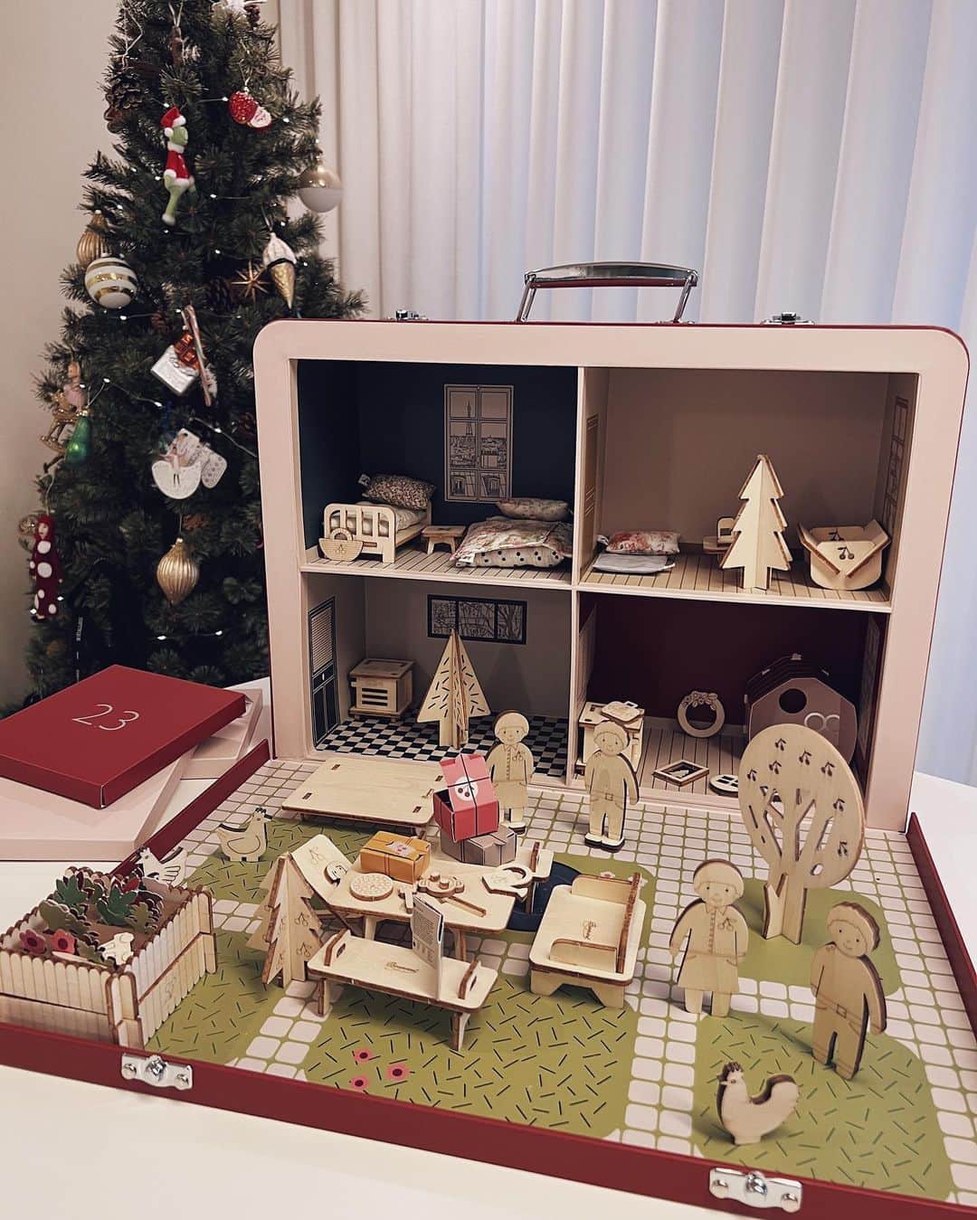 翁安芸さんのインスタグラム写真 - (翁安芸Instagram)「娘の毎日の楽しみの @bonpoint_japon のアドベントカレンダー❤️🎄✨  スーツケース型のお家の中には、日付の書かれた箱が入っていて、毎日1箱ずつ開けると木製のお人形や家具のパーツ、箱も切り抜いてクラフトする仕組み💫  娘と組み立てて楽しんでいます🎅🏻❤️🍒  クリスマスの完成の日まであと少し✨✨   #happyholidays #bonpoint #ボンポワン #アドベントカレンダー #merrychristmas」12月24日 0時02分 - akinyc