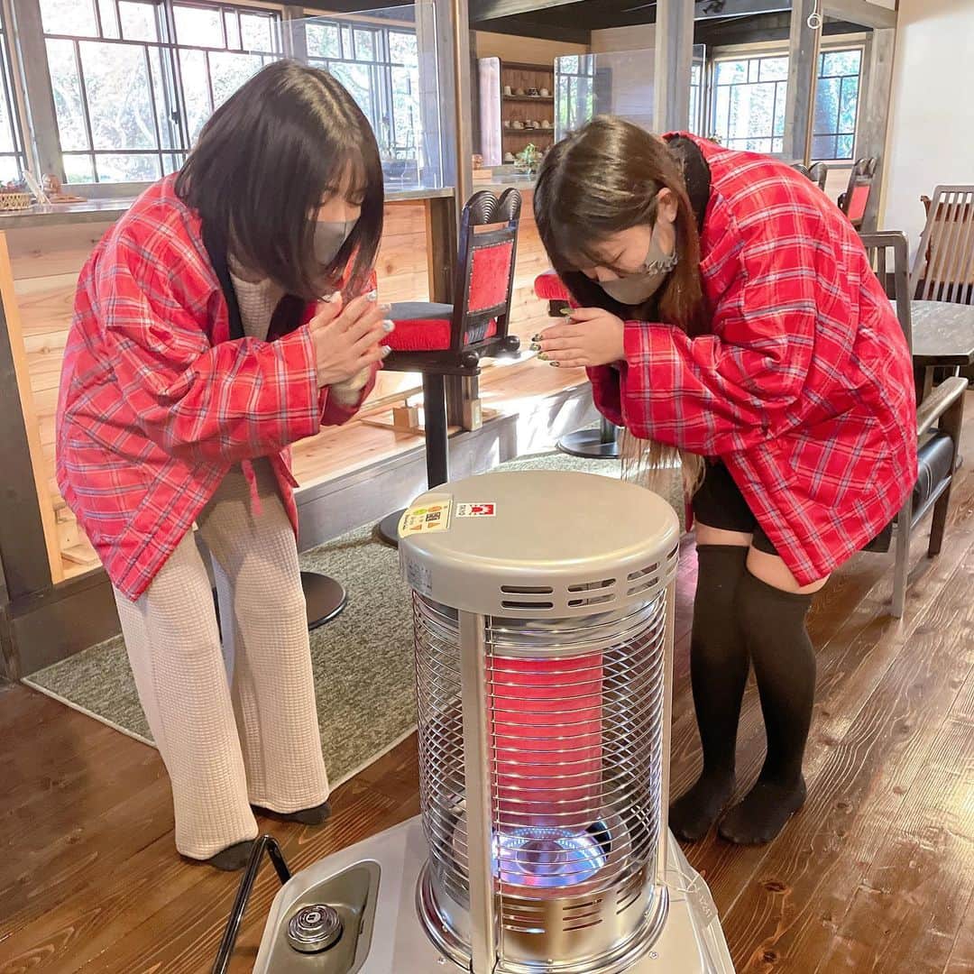 米倉みゆさんのインスタグラム写真 - (米倉みゆInstagram)「御殿場温泉サウナ天国めぐりスタンプラリー始めました♨️ . 前回御殿場オアシスにいって その時はスタンプラリーするつもりなかったんだけど サウナーとしてやはり参加しない訳にはいかないと サフレ @kitanomegumi1014 と改めて静岡サ活してきました🏃‍♂️ . 1箇所目は 茶目湯殿🍵  チャメっけある感じで施設内いろんな写真撮ったので見てください（たのしすぎた） .  展望サウナは絶景！！ 目の前に富士山がドン！！！！ サ室は混浴で、広々😳 しかもベッドが2つもあってそこに寝れるの（ガチベッド） 温度は低めなので長くはいれるかんじ！ この日は寒すぎて水風呂入れなかったけど、空気も綺麗で外気浴も最高でした👏 . それとはまた別にある展望風呂も 眺めが良くてすごい気持ちよかった~檜のいい匂いがした！ . さ飯も本格的で 美味しかった~！ 鰻食べちゃいました( ͡ ͜ ͡ )( ͡ ͜ ͡ )✨ . めぐはすき焼き食べてた🍖お肉3枚もらった美味しかった☝️ . 施設内も広くて趣きがあって 家族旅行にも凄くいいなぁて思った施設だったなぁ… 冬に来て正解だったかも⛄️❄️ . . . . . #サ活する米倉 #御殿場温泉サウナ天国めぐり #茶目湯殿 #御殿場 #御殿場サウナ #温泉 #サウナ #サウナ女子 #サウナイキタイ #サウナ好きな人と繋がりたい #サウナ部 #サウナー #サウナ好き #サウナ飯 #サ飯 #温泉旅行 #温泉女子 #露天風呂 #富士山 #絶景スポット #絶景温泉 #静岡観光 #静岡旅行 #静岡サウナ #家族旅行 #女子旅 #クリスマス #時之栖 #sauna #japan」12月24日 1時13分 - yone__miyu630