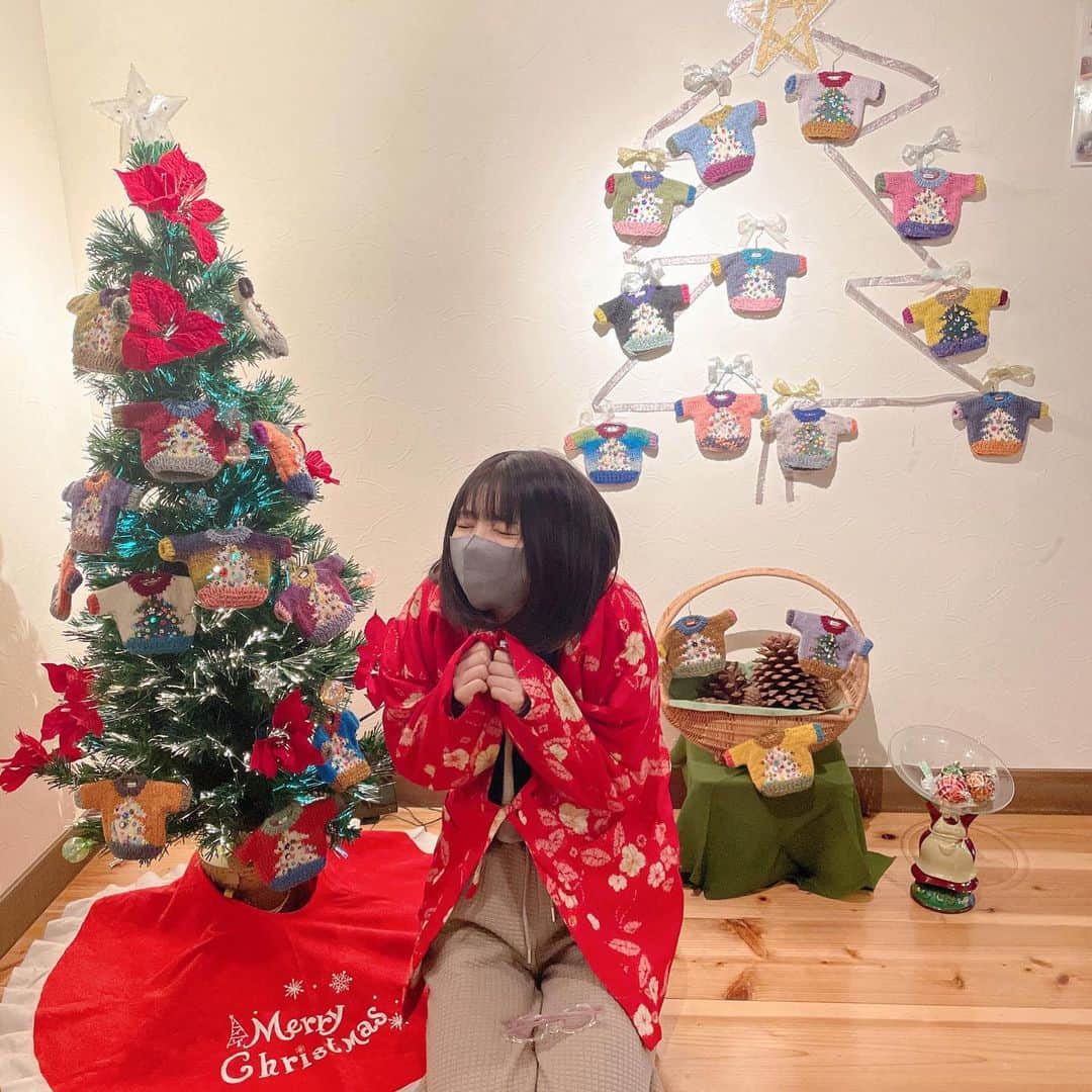 米倉みゆさんのインスタグラム写真 - (米倉みゆInstagram)「御殿場温泉サウナ天国めぐりスタンプラリー始めました♨️ . 前回御殿場オアシスにいって その時はスタンプラリーするつもりなかったんだけど サウナーとしてやはり参加しない訳にはいかないと サフレ @kitanomegumi1014 と改めて静岡サ活してきました🏃‍♂️ . 1箇所目は 茶目湯殿🍵  チャメっけある感じで施設内いろんな写真撮ったので見てください（たのしすぎた） .  展望サウナは絶景！！ 目の前に富士山がドン！！！！ サ室は混浴で、広々😳 しかもベッドが2つもあってそこに寝れるの（ガチベッド） 温度は低めなので長くはいれるかんじ！ この日は寒すぎて水風呂入れなかったけど、空気も綺麗で外気浴も最高でした👏 . それとはまた別にある展望風呂も 眺めが良くてすごい気持ちよかった~檜のいい匂いがした！ . さ飯も本格的で 美味しかった~！ 鰻食べちゃいました( ͡ ͜ ͡ )( ͡ ͜ ͡ )✨ . めぐはすき焼き食べてた🍖お肉3枚もらった美味しかった☝️ . 施設内も広くて趣きがあって 家族旅行にも凄くいいなぁて思った施設だったなぁ… 冬に来て正解だったかも⛄️❄️ . . . . . #サ活する米倉 #御殿場温泉サウナ天国めぐり #茶目湯殿 #御殿場 #御殿場サウナ #温泉 #サウナ #サウナ女子 #サウナイキタイ #サウナ好きな人と繋がりたい #サウナ部 #サウナー #サウナ好き #サウナ飯 #サ飯 #温泉旅行 #温泉女子 #露天風呂 #富士山 #絶景スポット #絶景温泉 #静岡観光 #静岡旅行 #静岡サウナ #家族旅行 #女子旅 #クリスマス #時之栖 #sauna #japan」12月24日 1時13分 - yone__miyu630
