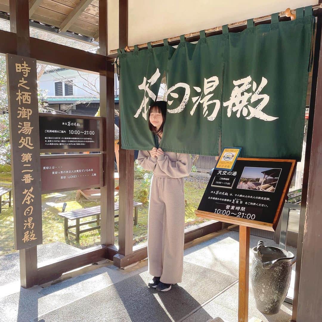 米倉みゆさんのインスタグラム写真 - (米倉みゆInstagram)「御殿場温泉サウナ天国めぐりスタンプラリー始めました♨️ . 前回御殿場オアシスにいって その時はスタンプラリーするつもりなかったんだけど サウナーとしてやはり参加しない訳にはいかないと サフレ @kitanomegumi1014 と改めて静岡サ活してきました🏃‍♂️ . 1箇所目は 茶目湯殿🍵  チャメっけある感じで施設内いろんな写真撮ったので見てください（たのしすぎた） .  展望サウナは絶景！！ 目の前に富士山がドン！！！！ サ室は混浴で、広々😳 しかもベッドが2つもあってそこに寝れるの（ガチベッド） 温度は低めなので長くはいれるかんじ！ この日は寒すぎて水風呂入れなかったけど、空気も綺麗で外気浴も最高でした👏 . それとはまた別にある展望風呂も 眺めが良くてすごい気持ちよかった~檜のいい匂いがした！ . さ飯も本格的で 美味しかった~！ 鰻食べちゃいました( ͡ ͜ ͡ )( ͡ ͜ ͡ )✨ . めぐはすき焼き食べてた🍖お肉3枚もらった美味しかった☝️ . 施設内も広くて趣きがあって 家族旅行にも凄くいいなぁて思った施設だったなぁ… 冬に来て正解だったかも⛄️❄️ . . . . . #サ活する米倉 #御殿場温泉サウナ天国めぐり #茶目湯殿 #御殿場 #御殿場サウナ #温泉 #サウナ #サウナ女子 #サウナイキタイ #サウナ好きな人と繋がりたい #サウナ部 #サウナー #サウナ好き #サウナ飯 #サ飯 #温泉旅行 #温泉女子 #露天風呂 #富士山 #絶景スポット #絶景温泉 #静岡観光 #静岡旅行 #静岡サウナ #家族旅行 #女子旅 #クリスマス #時之栖 #sauna #japan」12月24日 1時13分 - yone__miyu630