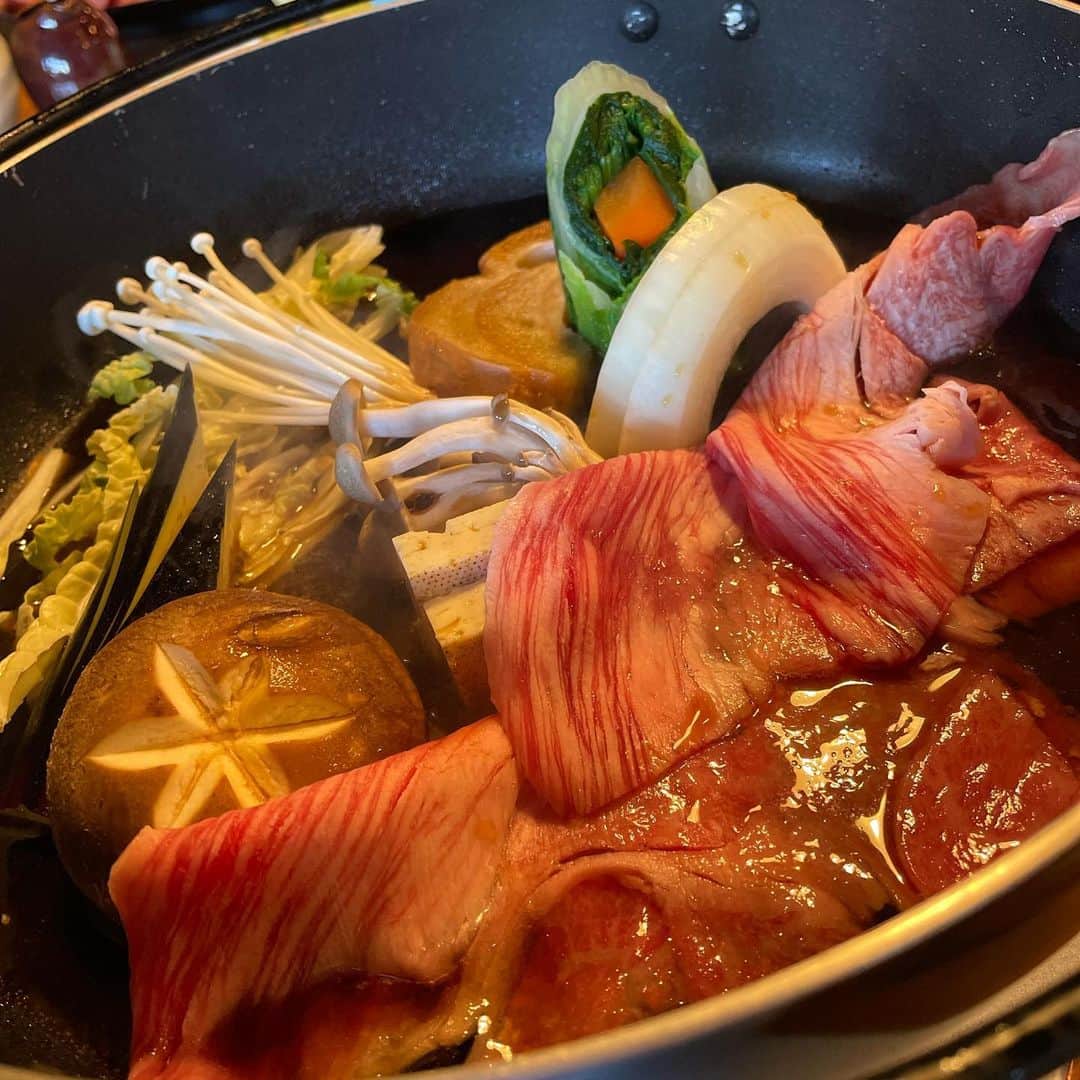 米倉みゆさんのインスタグラム写真 - (米倉みゆInstagram)「御殿場温泉サウナ天国めぐりスタンプラリー始めました♨️ . 前回御殿場オアシスにいって その時はスタンプラリーするつもりなかったんだけど サウナーとしてやはり参加しない訳にはいかないと サフレ @kitanomegumi1014 と改めて静岡サ活してきました🏃‍♂️ . 1箇所目は 茶目湯殿🍵  チャメっけある感じで施設内いろんな写真撮ったので見てください（たのしすぎた） .  展望サウナは絶景！！ 目の前に富士山がドン！！！！ サ室は混浴で、広々😳 しかもベッドが2つもあってそこに寝れるの（ガチベッド） 温度は低めなので長くはいれるかんじ！ この日は寒すぎて水風呂入れなかったけど、空気も綺麗で外気浴も最高でした👏 . それとはまた別にある展望風呂も 眺めが良くてすごい気持ちよかった~檜のいい匂いがした！ . さ飯も本格的で 美味しかった~！ 鰻食べちゃいました( ͡ ͜ ͡ )( ͡ ͜ ͡ )✨ . めぐはすき焼き食べてた🍖お肉3枚もらった美味しかった☝️ . 施設内も広くて趣きがあって 家族旅行にも凄くいいなぁて思った施設だったなぁ… 冬に来て正解だったかも⛄️❄️ . . . . . #サ活する米倉 #御殿場温泉サウナ天国めぐり #茶目湯殿 #御殿場 #御殿場サウナ #温泉 #サウナ #サウナ女子 #サウナイキタイ #サウナ好きな人と繋がりたい #サウナ部 #サウナー #サウナ好き #サウナ飯 #サ飯 #温泉旅行 #温泉女子 #露天風呂 #富士山 #絶景スポット #絶景温泉 #静岡観光 #静岡旅行 #静岡サウナ #家族旅行 #女子旅 #クリスマス #時之栖 #sauna #japan」12月24日 1時13分 - yone__miyu630