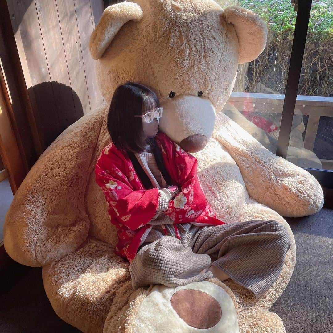 米倉みゆさんのインスタグラム写真 - (米倉みゆInstagram)「御殿場温泉サウナ天国めぐりスタンプラリー始めました♨️ . 前回御殿場オアシスにいって その時はスタンプラリーするつもりなかったんだけど サウナーとしてやはり参加しない訳にはいかないと サフレ @kitanomegumi1014 と改めて静岡サ活してきました🏃‍♂️ . 1箇所目は 茶目湯殿🍵  チャメっけある感じで施設内いろんな写真撮ったので見てください（たのしすぎた） .  展望サウナは絶景！！ 目の前に富士山がドン！！！！ サ室は混浴で、広々😳 しかもベッドが2つもあってそこに寝れるの（ガチベッド） 温度は低めなので長くはいれるかんじ！ この日は寒すぎて水風呂入れなかったけど、空気も綺麗で外気浴も最高でした👏 . それとはまた別にある展望風呂も 眺めが良くてすごい気持ちよかった~檜のいい匂いがした！ . さ飯も本格的で 美味しかった~！ 鰻食べちゃいました( ͡ ͜ ͡ )( ͡ ͜ ͡ )✨ . めぐはすき焼き食べてた🍖お肉3枚もらった美味しかった☝️ . 施設内も広くて趣きがあって 家族旅行にも凄くいいなぁて思った施設だったなぁ… 冬に来て正解だったかも⛄️❄️ . . . . . #サ活する米倉 #御殿場温泉サウナ天国めぐり #茶目湯殿 #御殿場 #御殿場サウナ #温泉 #サウナ #サウナ女子 #サウナイキタイ #サウナ好きな人と繋がりたい #サウナ部 #サウナー #サウナ好き #サウナ飯 #サ飯 #温泉旅行 #温泉女子 #露天風呂 #富士山 #絶景スポット #絶景温泉 #静岡観光 #静岡旅行 #静岡サウナ #家族旅行 #女子旅 #クリスマス #時之栖 #sauna #japan」12月24日 1時13分 - yone__miyu630