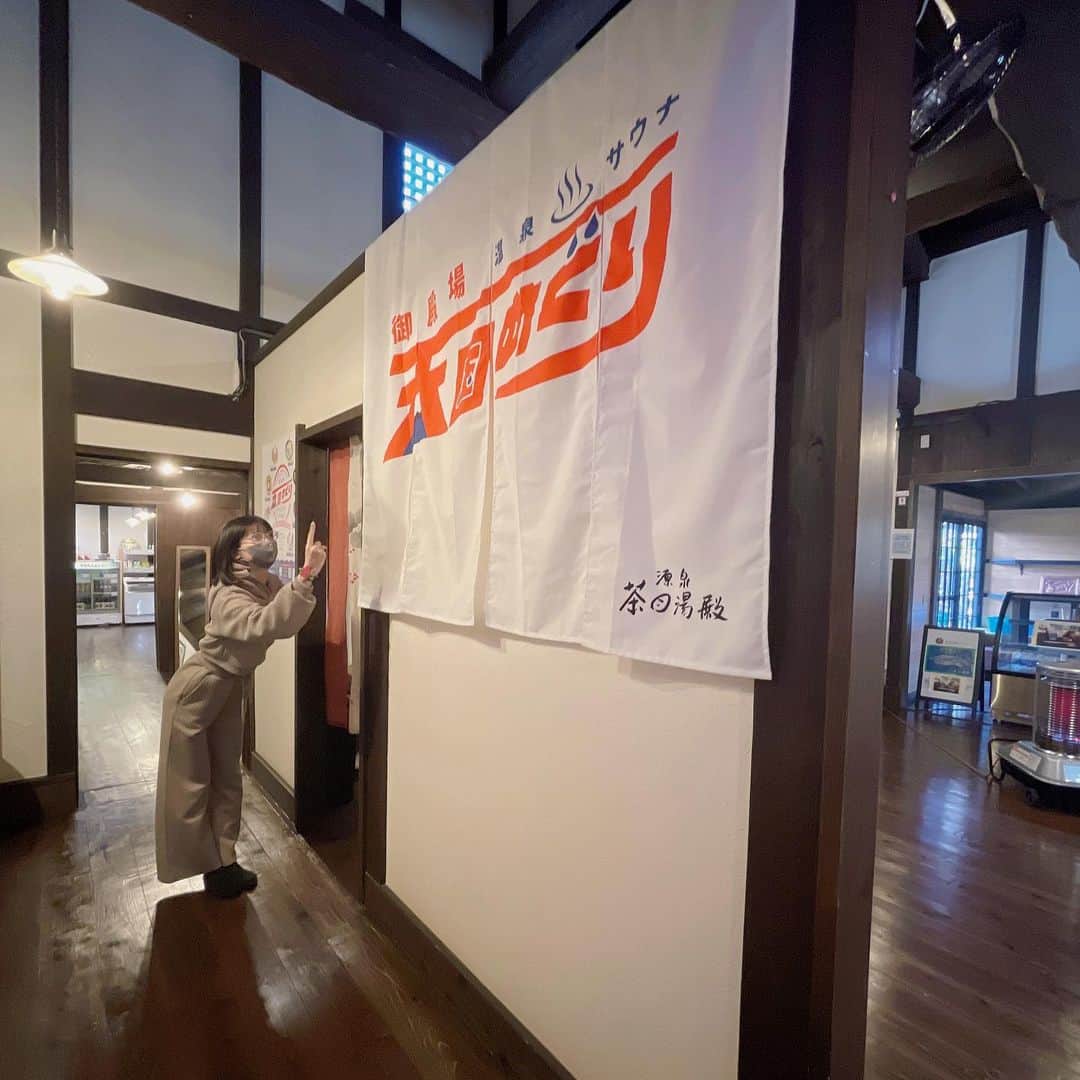 米倉みゆさんのインスタグラム写真 - (米倉みゆInstagram)「御殿場温泉サウナ天国めぐりスタンプラリー始めました♨️ . 前回御殿場オアシスにいって その時はスタンプラリーするつもりなかったんだけど サウナーとしてやはり参加しない訳にはいかないと サフレ @kitanomegumi1014 と改めて静岡サ活してきました🏃‍♂️ . 1箇所目は 茶目湯殿🍵  チャメっけある感じで施設内いろんな写真撮ったので見てください（たのしすぎた） .  展望サウナは絶景！！ 目の前に富士山がドン！！！！ サ室は混浴で、広々😳 しかもベッドが2つもあってそこに寝れるの（ガチベッド） 温度は低めなので長くはいれるかんじ！ この日は寒すぎて水風呂入れなかったけど、空気も綺麗で外気浴も最高でした👏 . それとはまた別にある展望風呂も 眺めが良くてすごい気持ちよかった~檜のいい匂いがした！ . さ飯も本格的で 美味しかった~！ 鰻食べちゃいました( ͡ ͜ ͡ )( ͡ ͜ ͡ )✨ . めぐはすき焼き食べてた🍖お肉3枚もらった美味しかった☝️ . 施設内も広くて趣きがあって 家族旅行にも凄くいいなぁて思った施設だったなぁ… 冬に来て正解だったかも⛄️❄️ . . . . . #サ活する米倉 #御殿場温泉サウナ天国めぐり #茶目湯殿 #御殿場 #御殿場サウナ #温泉 #サウナ #サウナ女子 #サウナイキタイ #サウナ好きな人と繋がりたい #サウナ部 #サウナー #サウナ好き #サウナ飯 #サ飯 #温泉旅行 #温泉女子 #露天風呂 #富士山 #絶景スポット #絶景温泉 #静岡観光 #静岡旅行 #静岡サウナ #家族旅行 #女子旅 #クリスマス #時之栖 #sauna #japan」12月24日 1時13分 - yone__miyu630