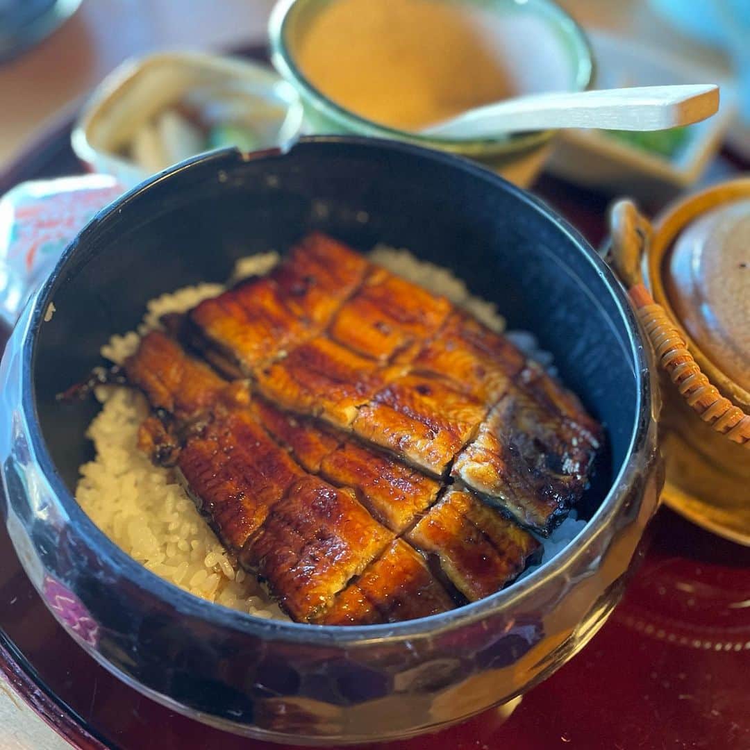 米倉みゆさんのインスタグラム写真 - (米倉みゆInstagram)「御殿場温泉サウナ天国めぐりスタンプラリー始めました♨️ . 前回御殿場オアシスにいって その時はスタンプラリーするつもりなかったんだけど サウナーとしてやはり参加しない訳にはいかないと サフレ @kitanomegumi1014 と改めて静岡サ活してきました🏃‍♂️ . 1箇所目は 茶目湯殿🍵  チャメっけある感じで施設内いろんな写真撮ったので見てください（たのしすぎた） .  展望サウナは絶景！！ 目の前に富士山がドン！！！！ サ室は混浴で、広々😳 しかもベッドが2つもあってそこに寝れるの（ガチベッド） 温度は低めなので長くはいれるかんじ！ この日は寒すぎて水風呂入れなかったけど、空気も綺麗で外気浴も最高でした👏 . それとはまた別にある展望風呂も 眺めが良くてすごい気持ちよかった~檜のいい匂いがした！ . さ飯も本格的で 美味しかった~！ 鰻食べちゃいました( ͡ ͜ ͡ )( ͡ ͜ ͡ )✨ . めぐはすき焼き食べてた🍖お肉3枚もらった美味しかった☝️ . 施設内も広くて趣きがあって 家族旅行にも凄くいいなぁて思った施設だったなぁ… 冬に来て正解だったかも⛄️❄️ . . . . . #サ活する米倉 #御殿場温泉サウナ天国めぐり #茶目湯殿 #御殿場 #御殿場サウナ #温泉 #サウナ #サウナ女子 #サウナイキタイ #サウナ好きな人と繋がりたい #サウナ部 #サウナー #サウナ好き #サウナ飯 #サ飯 #温泉旅行 #温泉女子 #露天風呂 #富士山 #絶景スポット #絶景温泉 #静岡観光 #静岡旅行 #静岡サウナ #家族旅行 #女子旅 #クリスマス #時之栖 #sauna #japan」12月24日 1時13分 - yone__miyu630