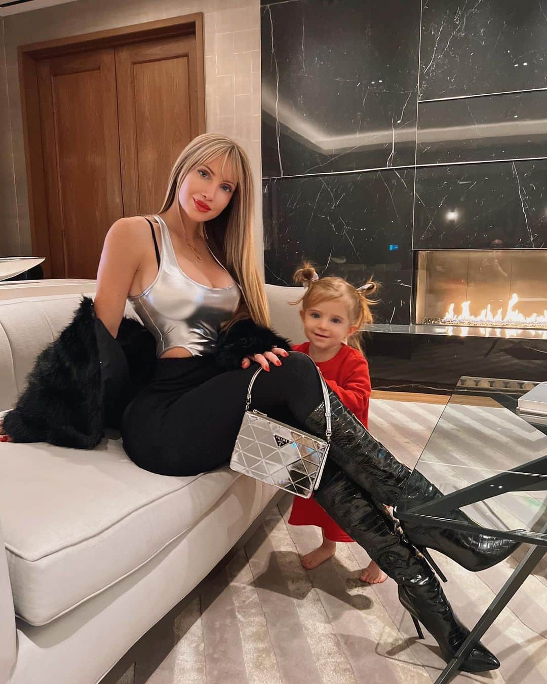 Amanda Leeさんのインスタグラム写真 - (Amanda LeeInstagram)「on my way to dinner and a tiny human crashed my pics 😂👧🏼🥰 @FashionNova」12月24日 7時20分 - amandaeliselee