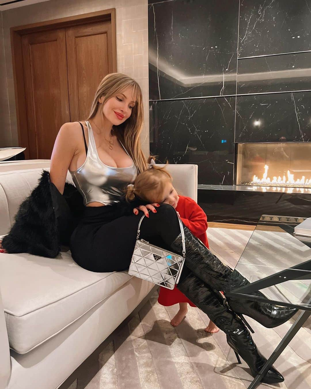 Amanda Leeさんのインスタグラム写真 - (Amanda LeeInstagram)「on my way to dinner and a tiny human crashed my pics 😂👧🏼🥰 @FashionNova」12月24日 7時20分 - amandaeliselee